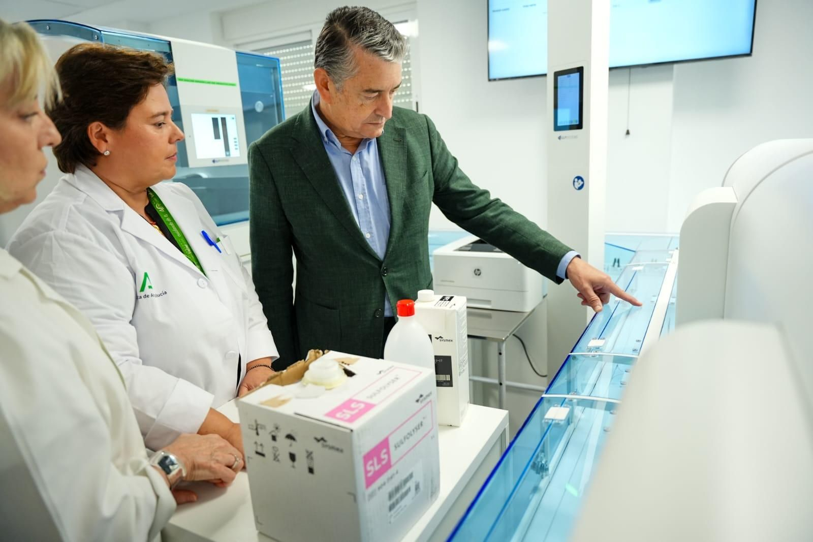 Antonio Sanz en el nuevo laboratorio del Hospital de Valme.