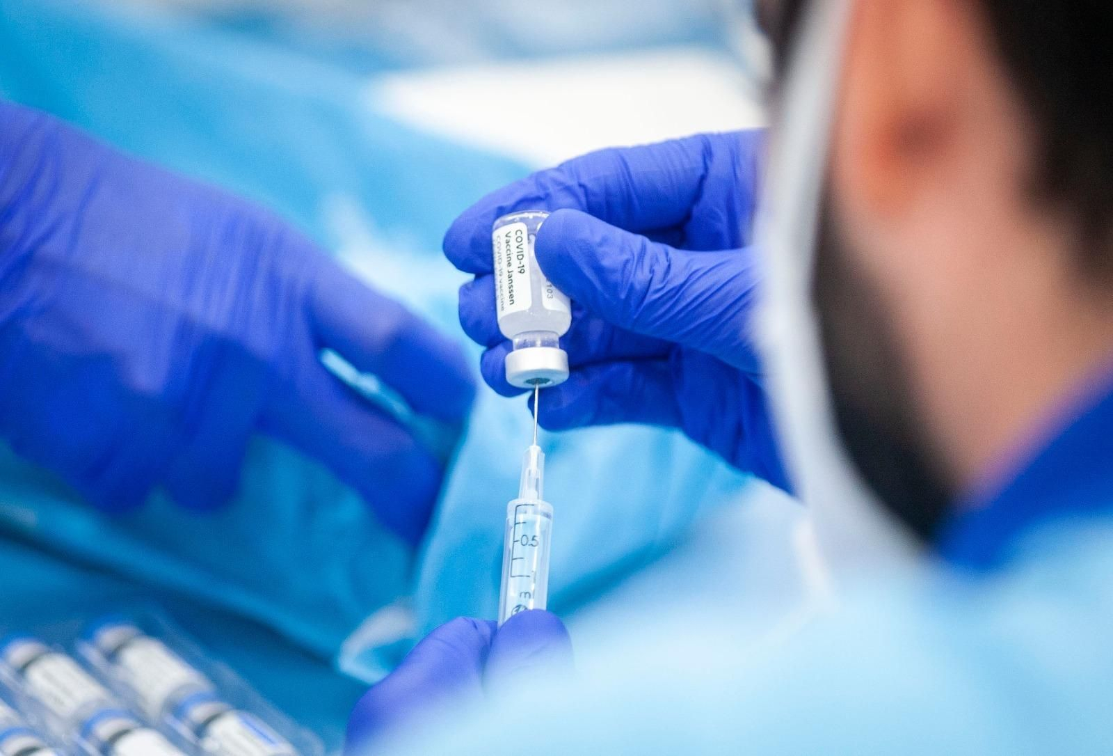 Preparando una dosis de la vacuna.