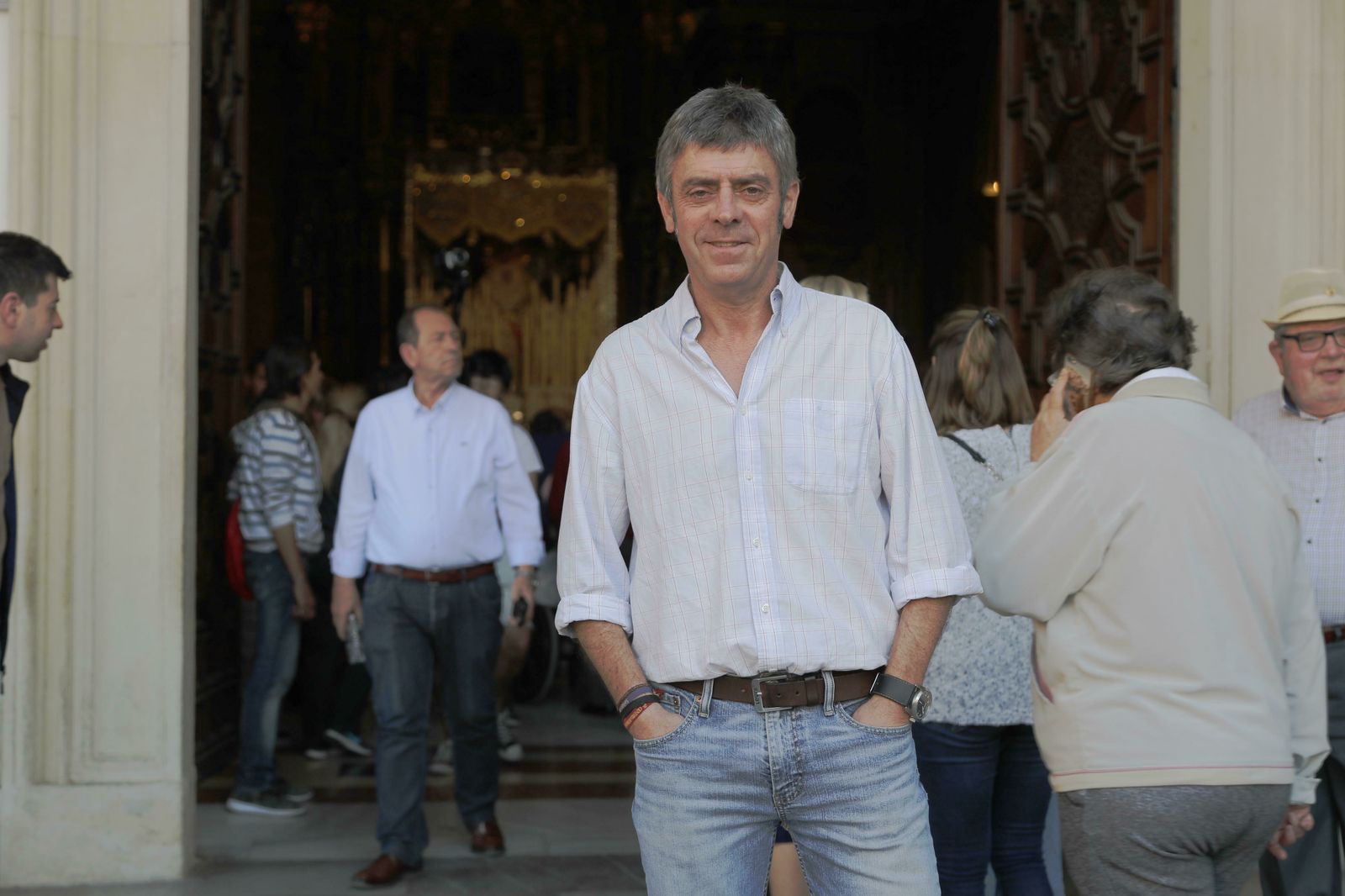 José Gálvez, armao de la Macarena, en la puerta de la Basílica