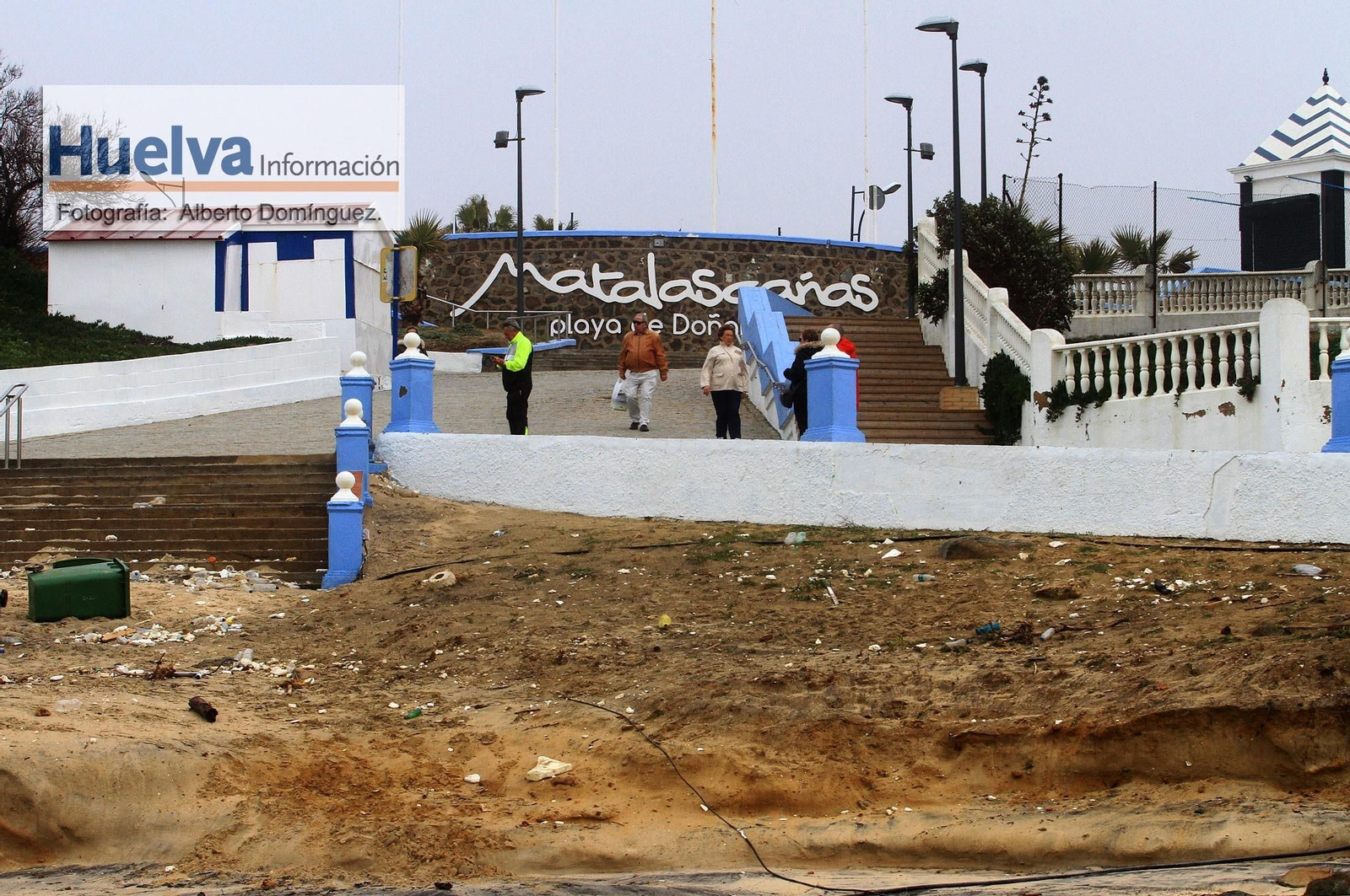 Imágenes del temporal de viento y lluvia en la playa de Matalascañas