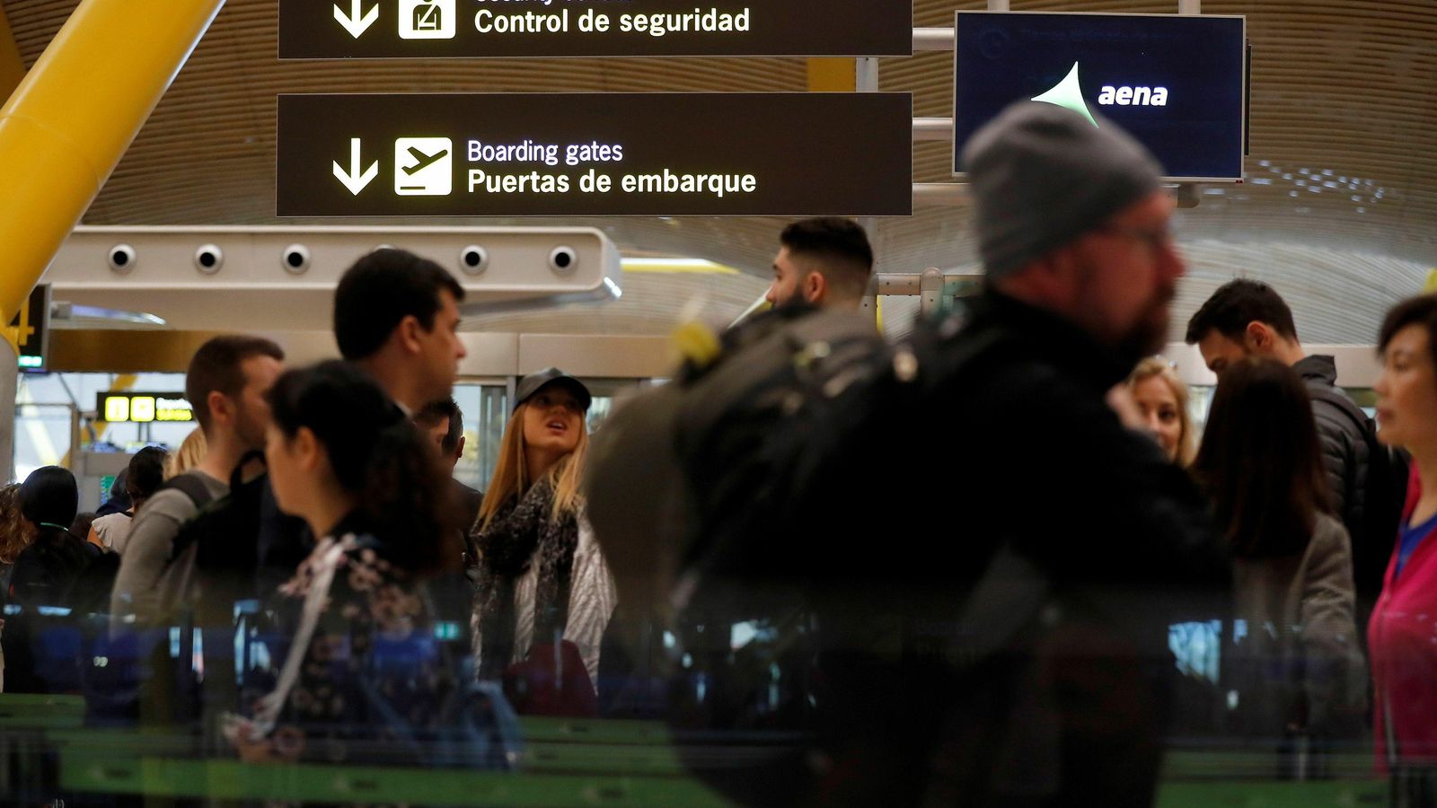Pasajeros en un aeropuerto.