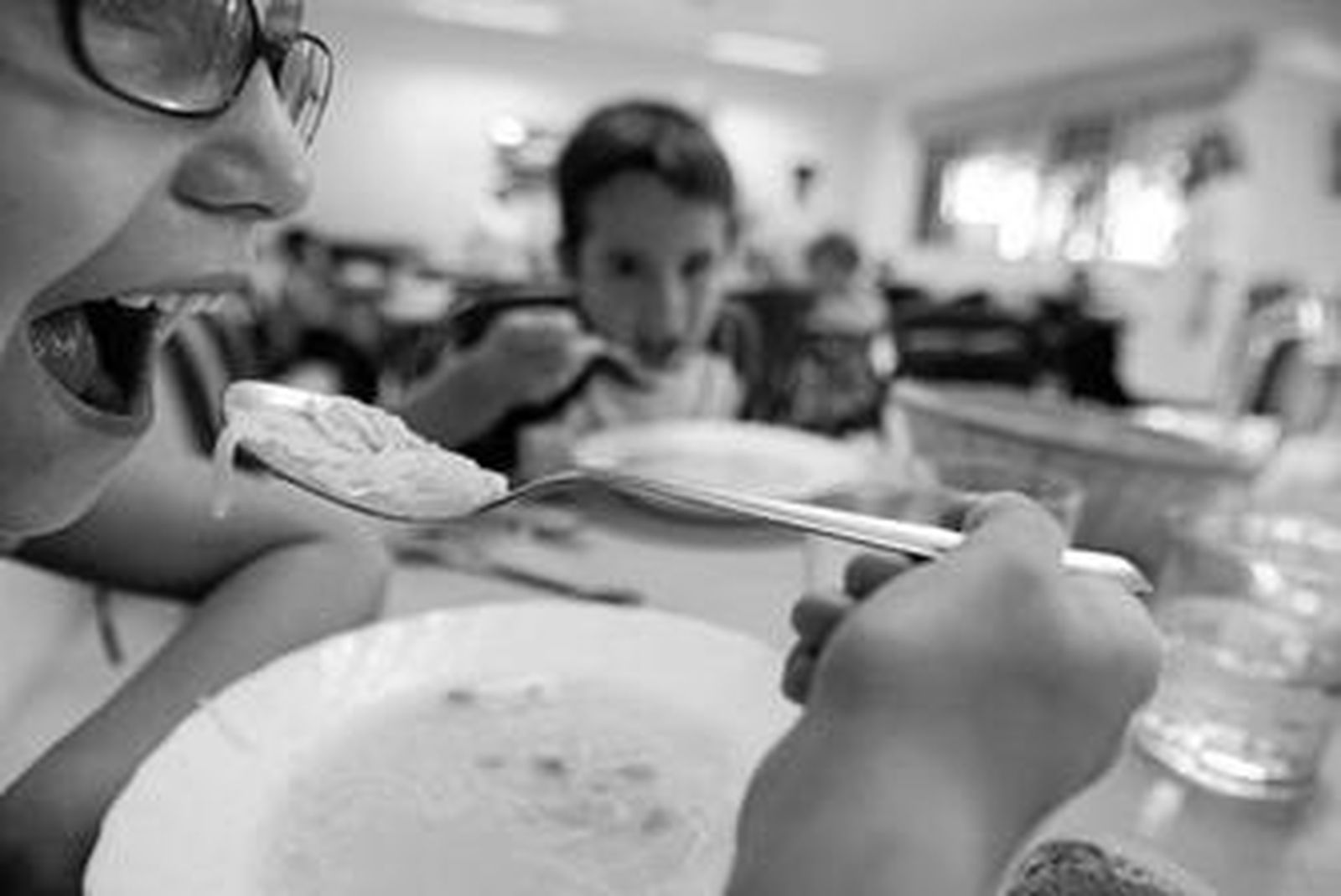 Alumnos de un centro de la provincia almuerzan en el comedor de su colegio.