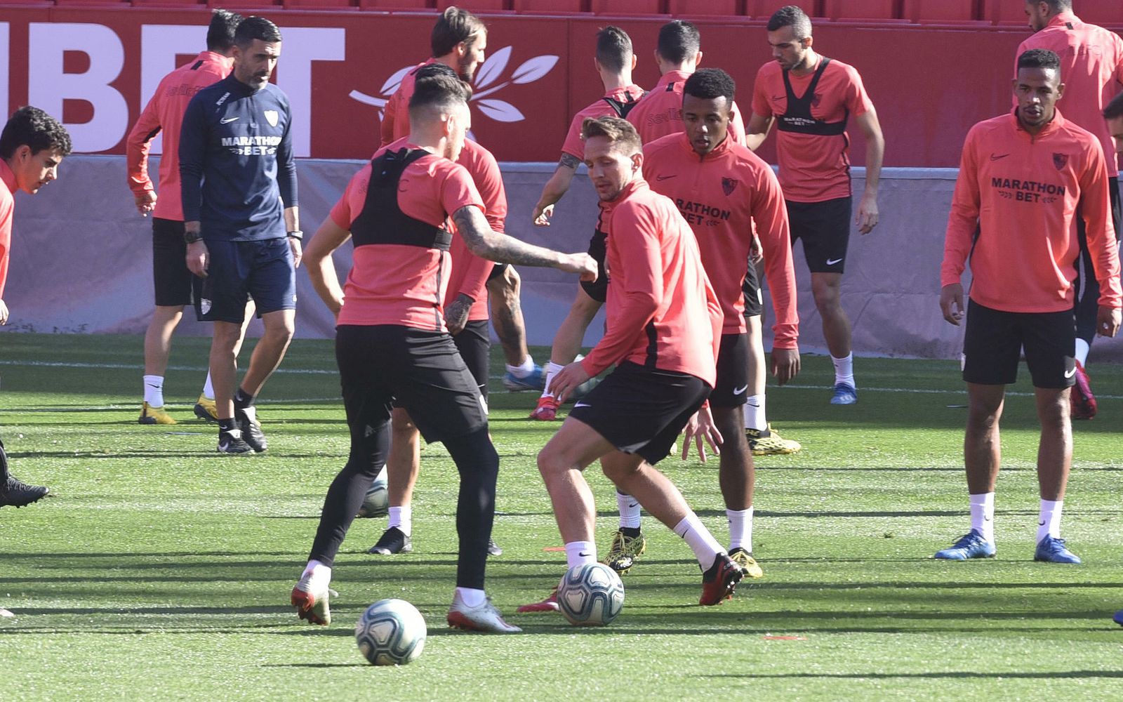 Ocampos, Koundé y Fernando, en un rondo con De Jong en medio, en la sesión previa al partido.