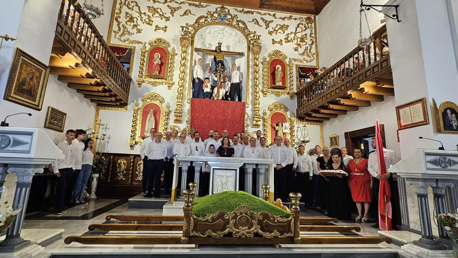 Bajada del Santo Cristo del Bosque del camarín al trono.
