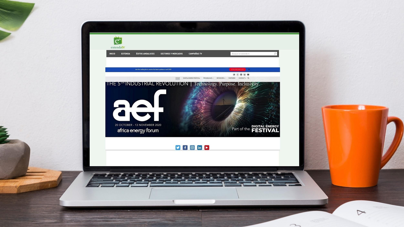 Portátil conectado a la plataforma virtual en la que se ha desarrollado el Foro este año.