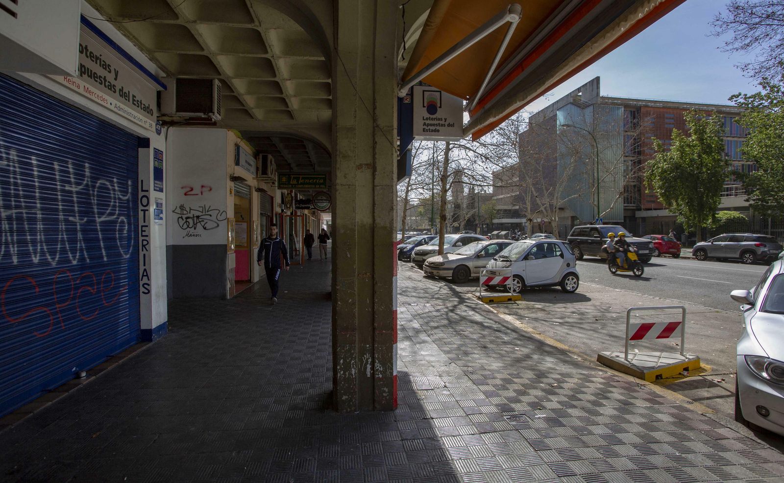 La avenida Reina Mercedes antaño fue bulevar y hoy tiene soportales sombríos destinados a los peatones.