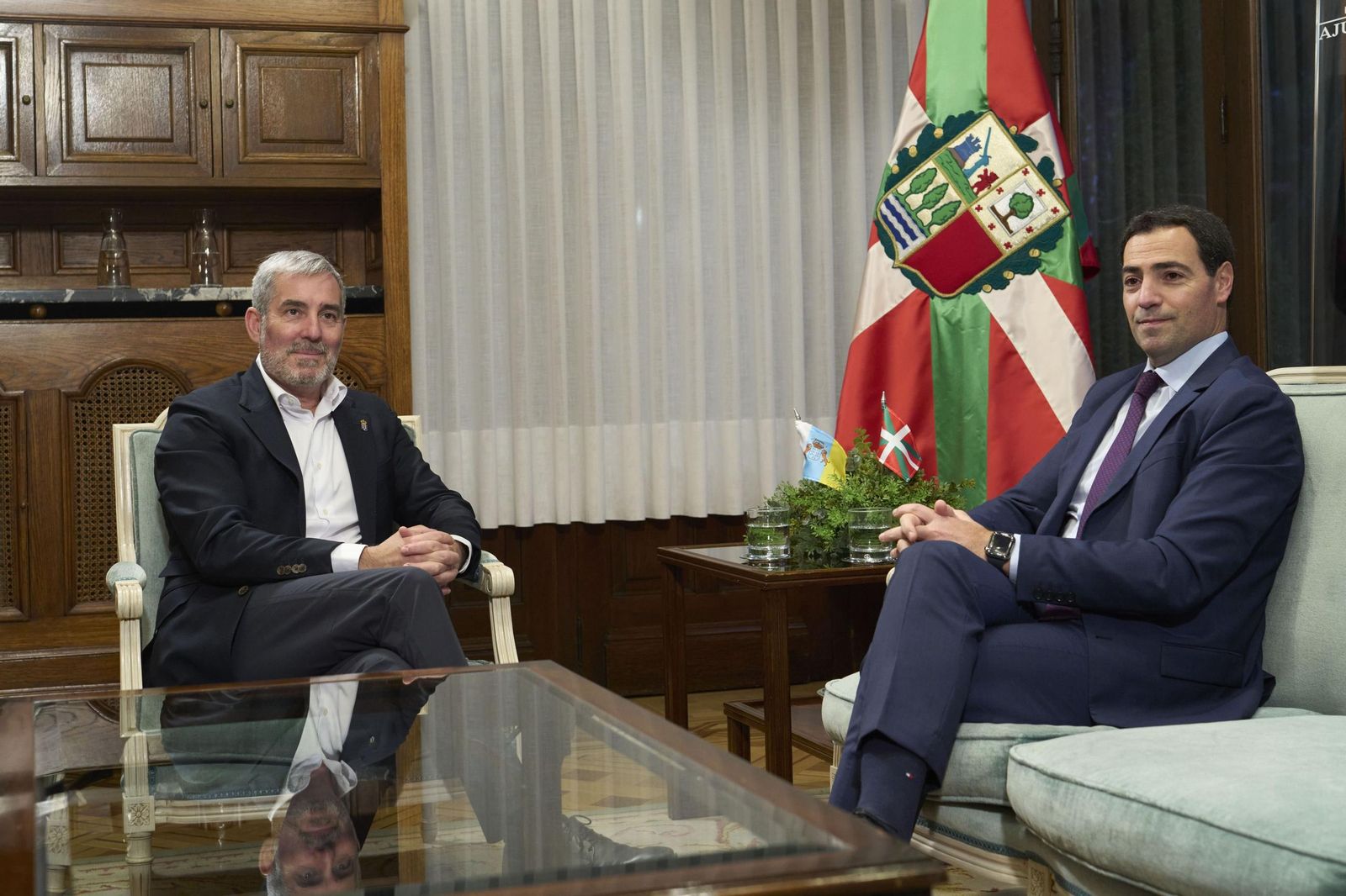 Clavijo y Pradales envían al resto de presidentes su propuesta para el reparto de menores.