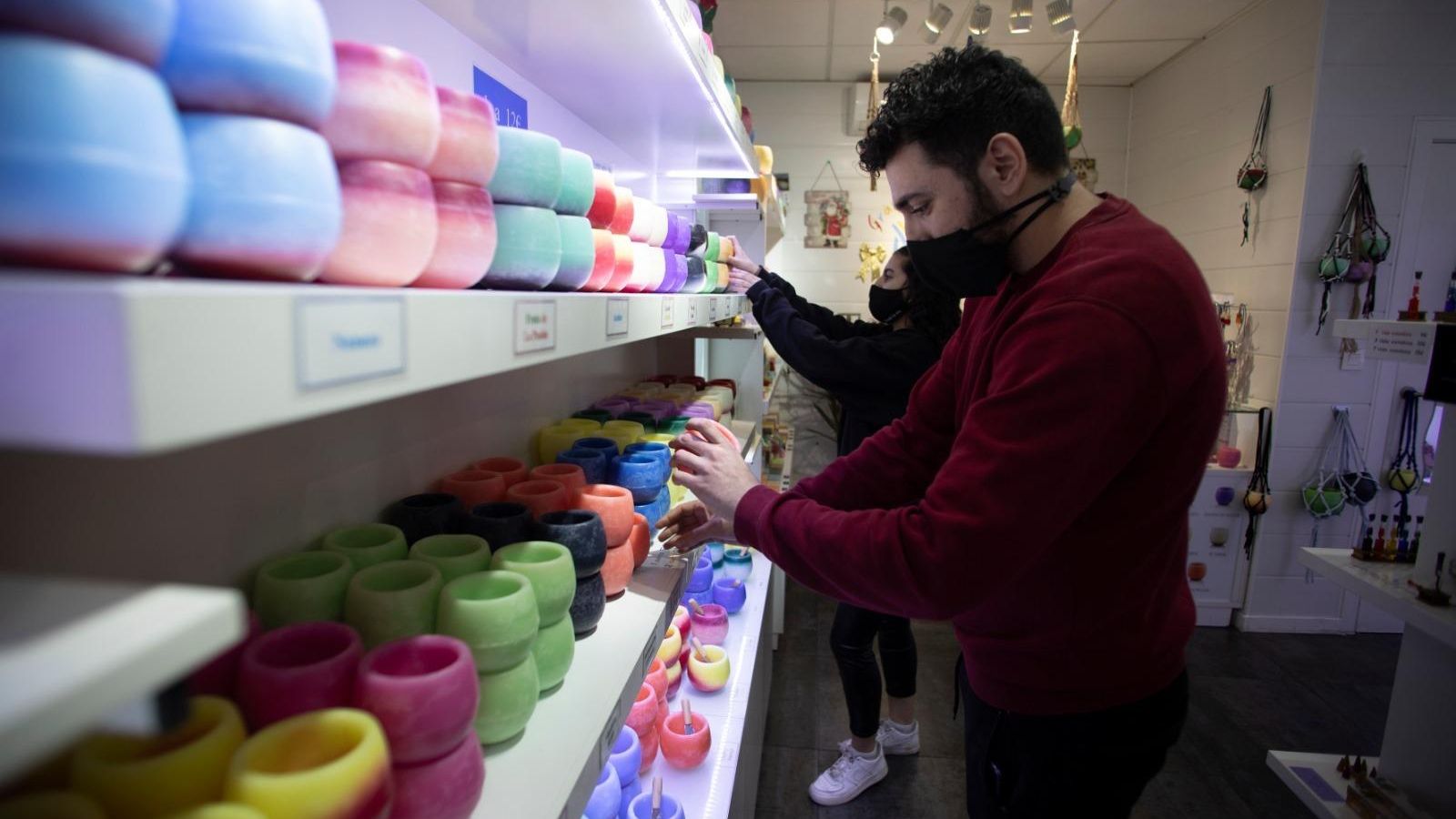 Dos trabajadores de un negocio no esencial preparan sus productos