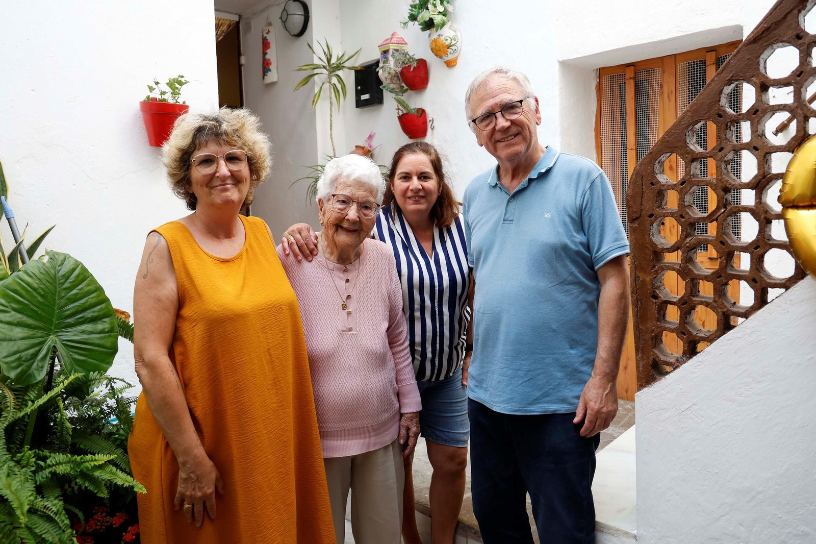 Juana junto a sus hijos Juani y Pedro y su vecina Mari Luz. Juana junto a sus hijos Juani y Pedro y su vecina Mari Luz.
