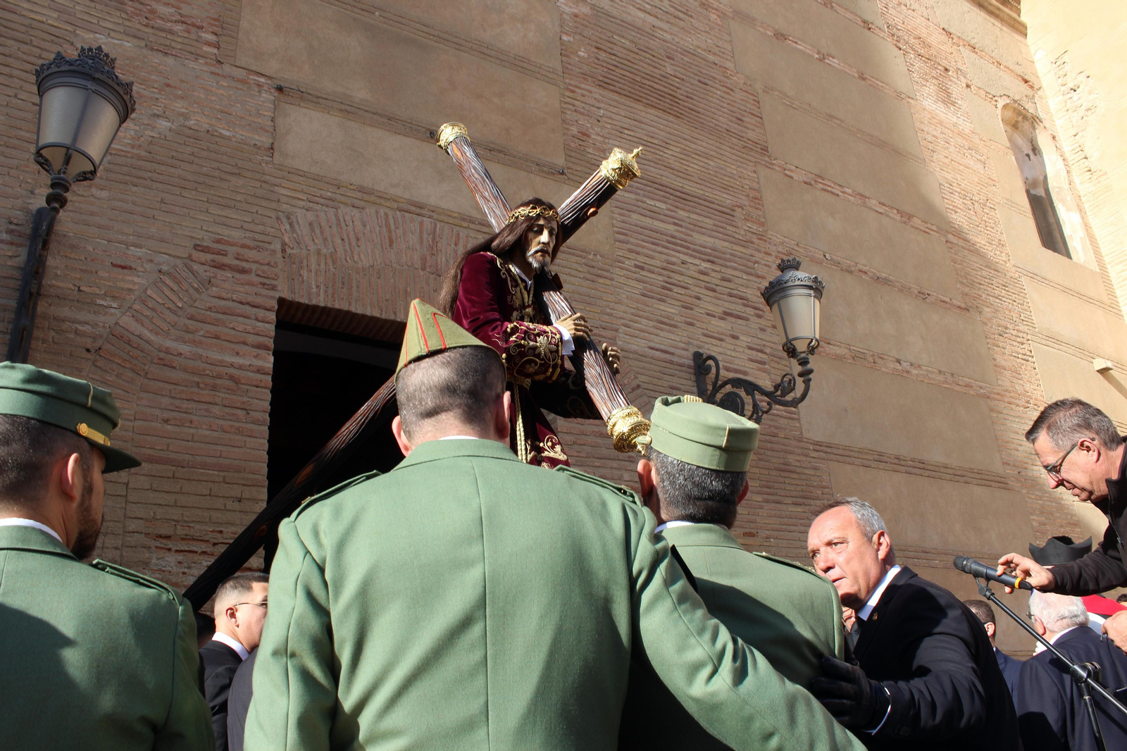 Las imágenes de la Subida de Jesús y la procesión del Viernes Santo por la mañana en Vera