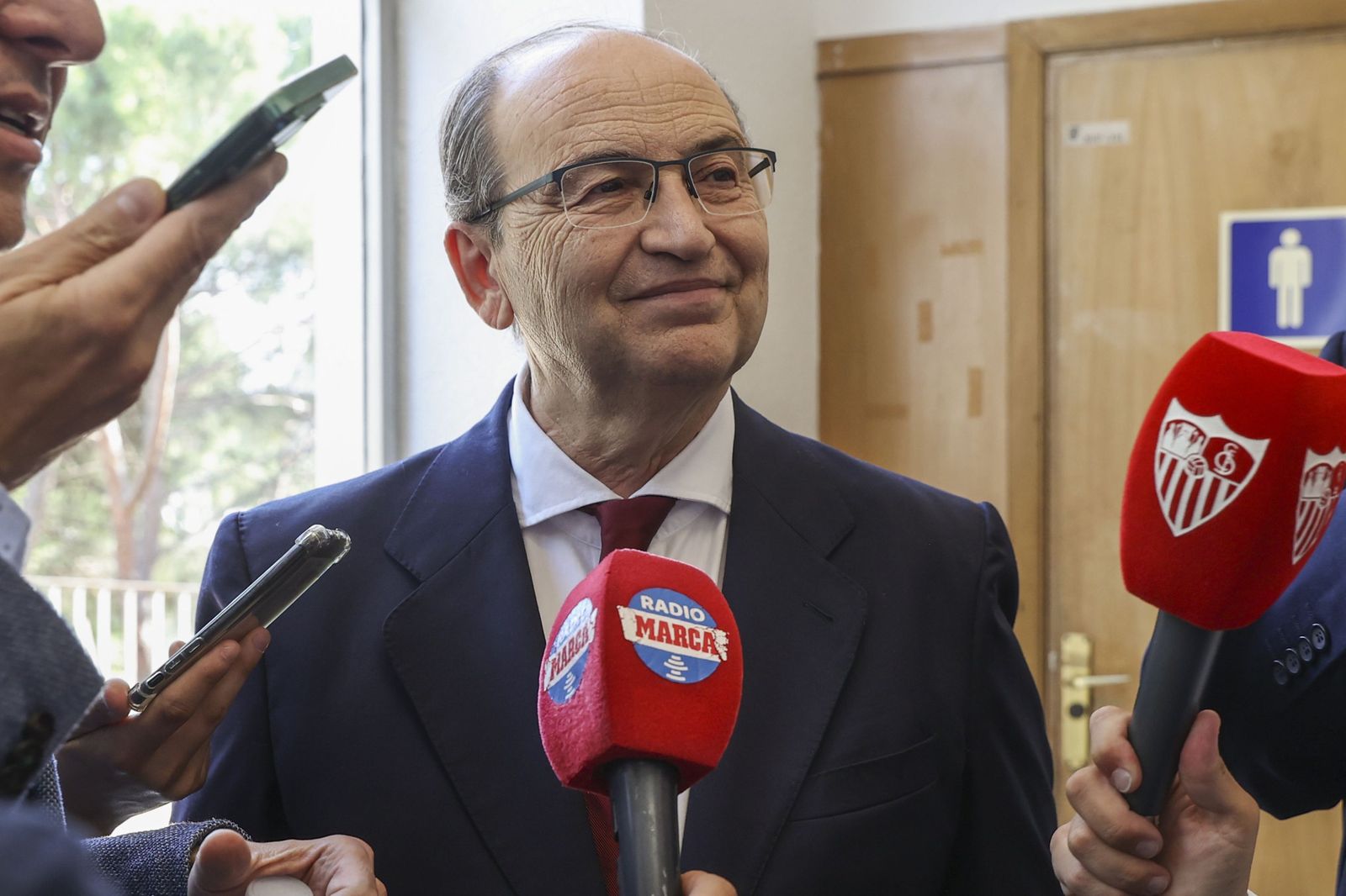 Pepe Castro, presidente del Sevilla FC, atiende a los medios.