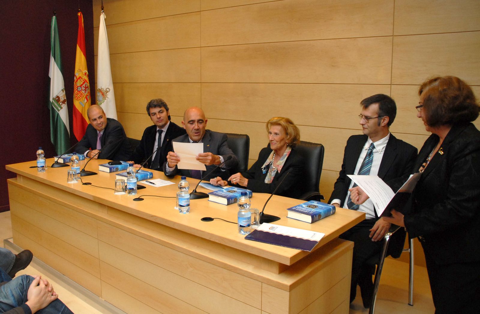 Elvira Monzón, en la mesa, durante el fallo del XX Premio Luis Berenguer en 2010.