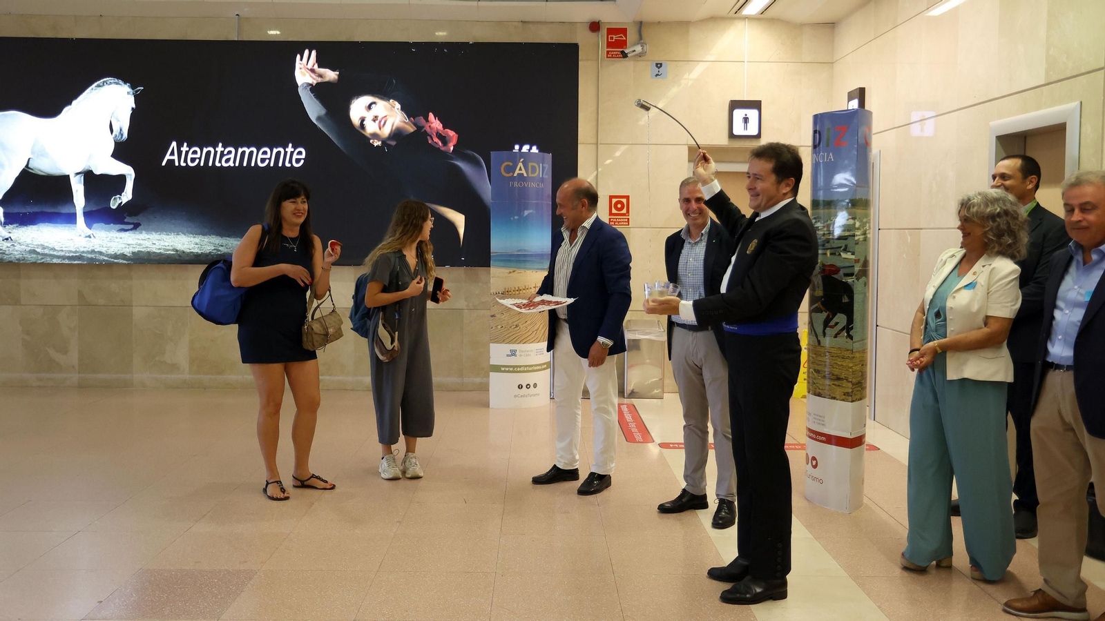 Así ha sido el recibimiento a los pasajeros del vuelo de Las Palmas de Gran Canaria en el Aeropuerto de Jerez