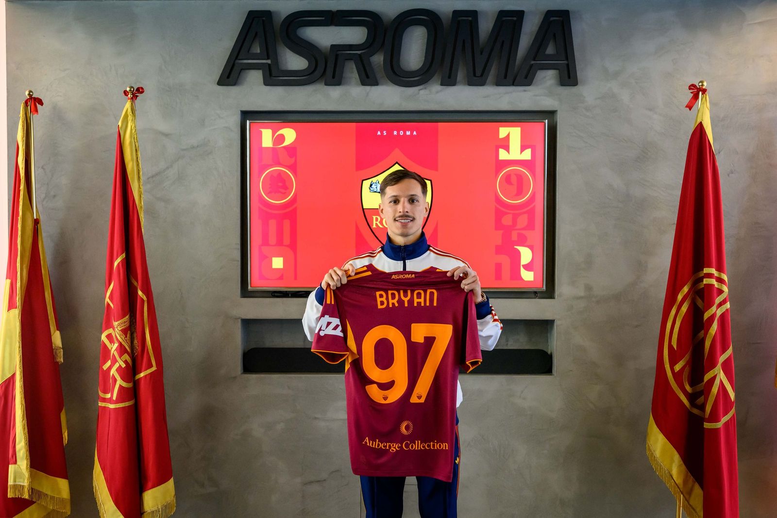 Bryan Zaragoza, con la camiseta de la Roma.
