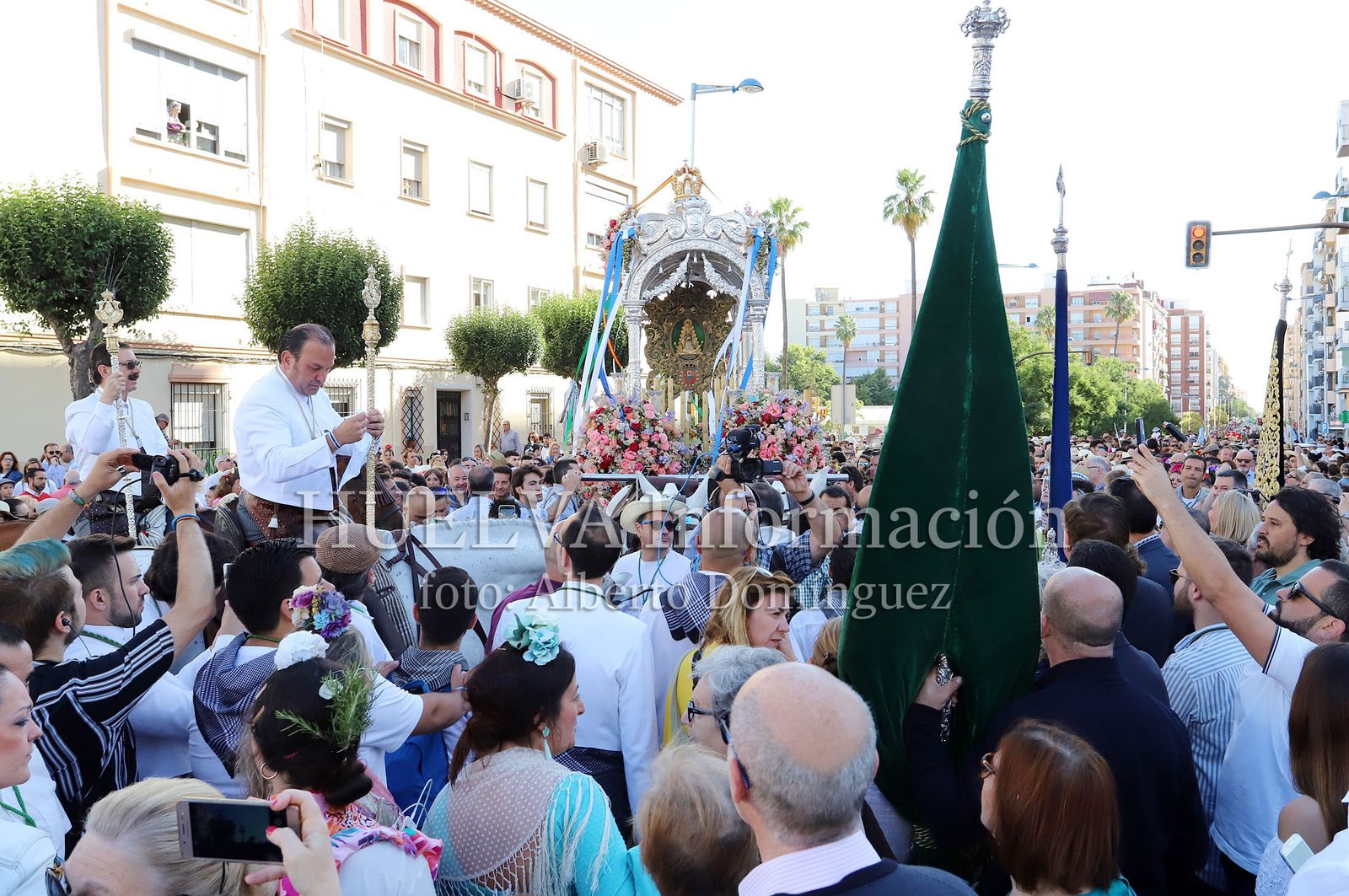 Imágenes de ambiente en la salida de la Hermandad de Huelva