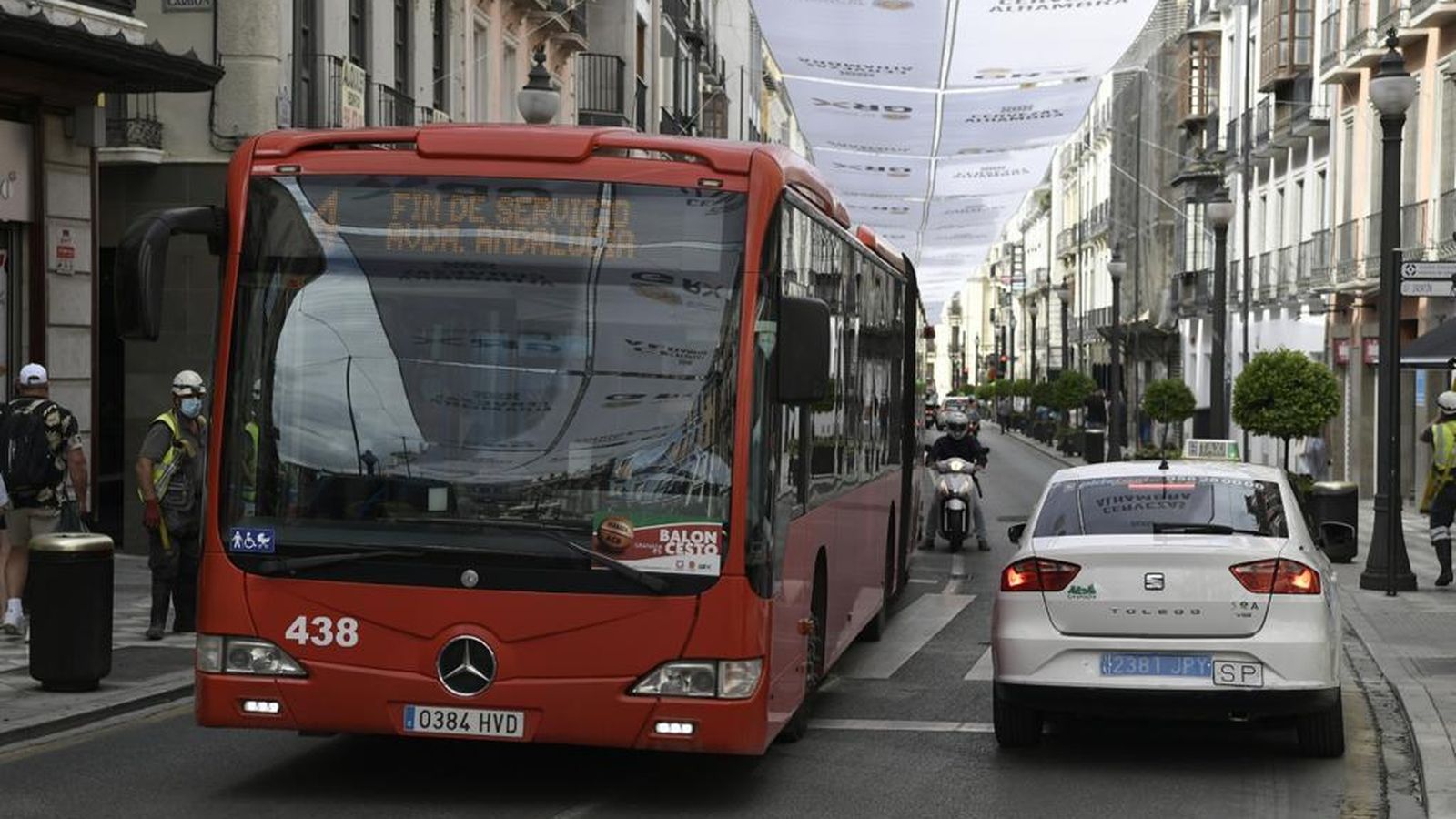 Los autobuses de la ciudad tienen carteles animando al Covirán Granada.