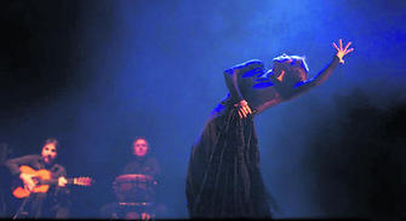 Los cantaores José Valencia, Enrique el Extremeño y Jeromo Segura acompañaron a Yerbabuena y al guitarrista Paco Jarana sobre las tablas.