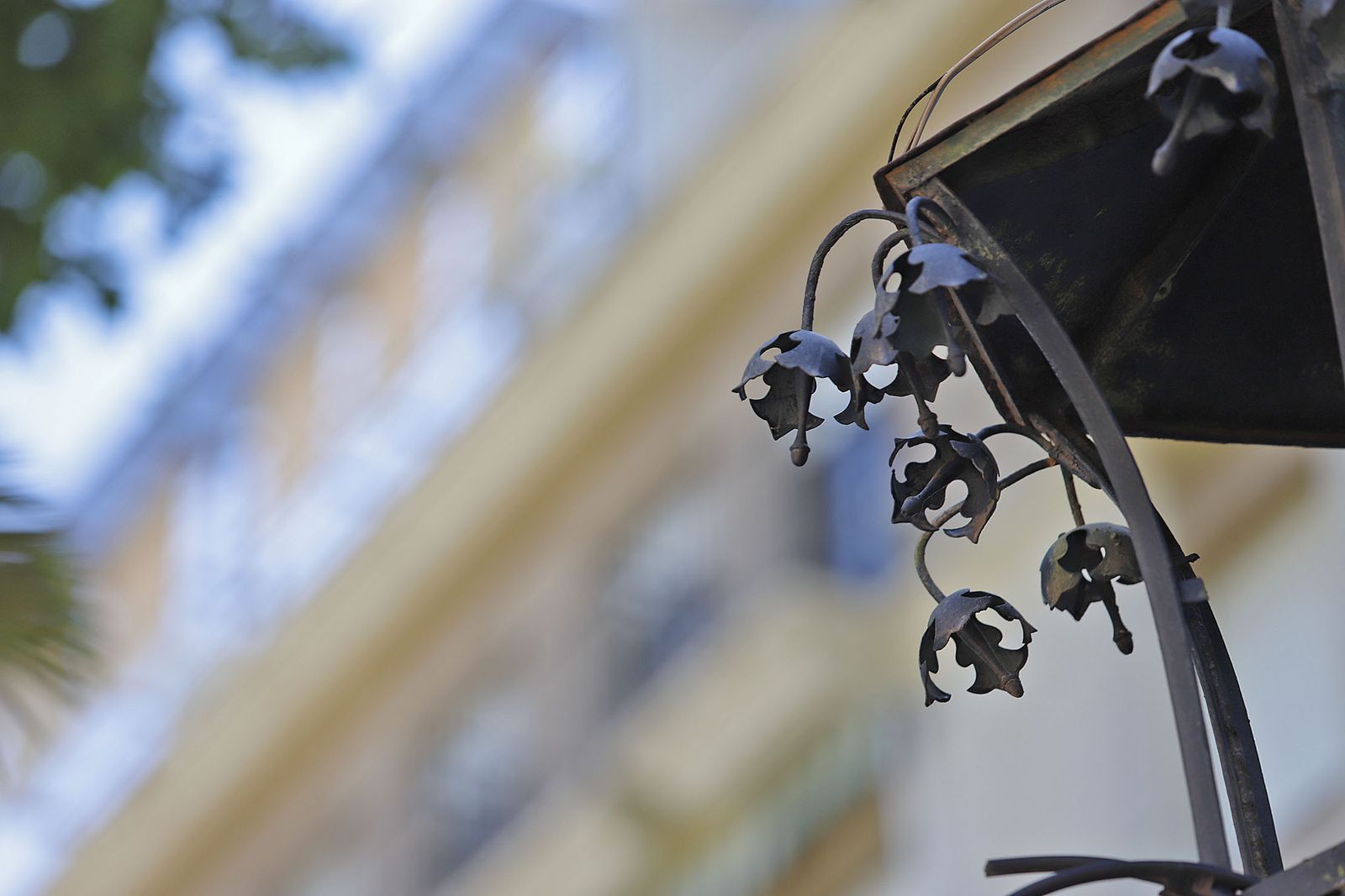 Farolas de las Antiguas oficinas de la línea Huelva-Zafra, hoy delegación de Turismo de la Junta