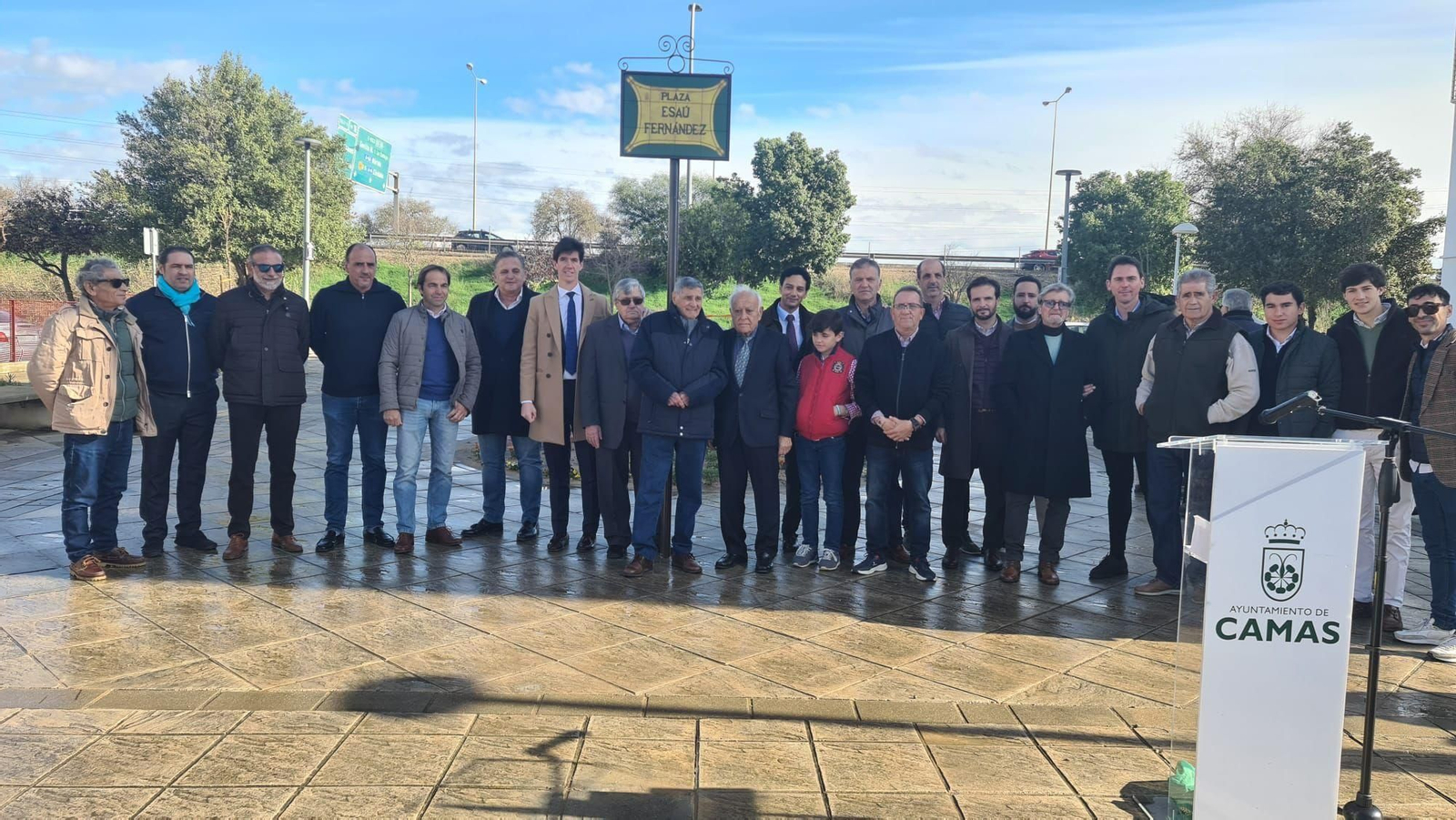 Esaú Fernández, rodeado de un amplio elenco de toreros, en la inauguración de su plaza en Camas.