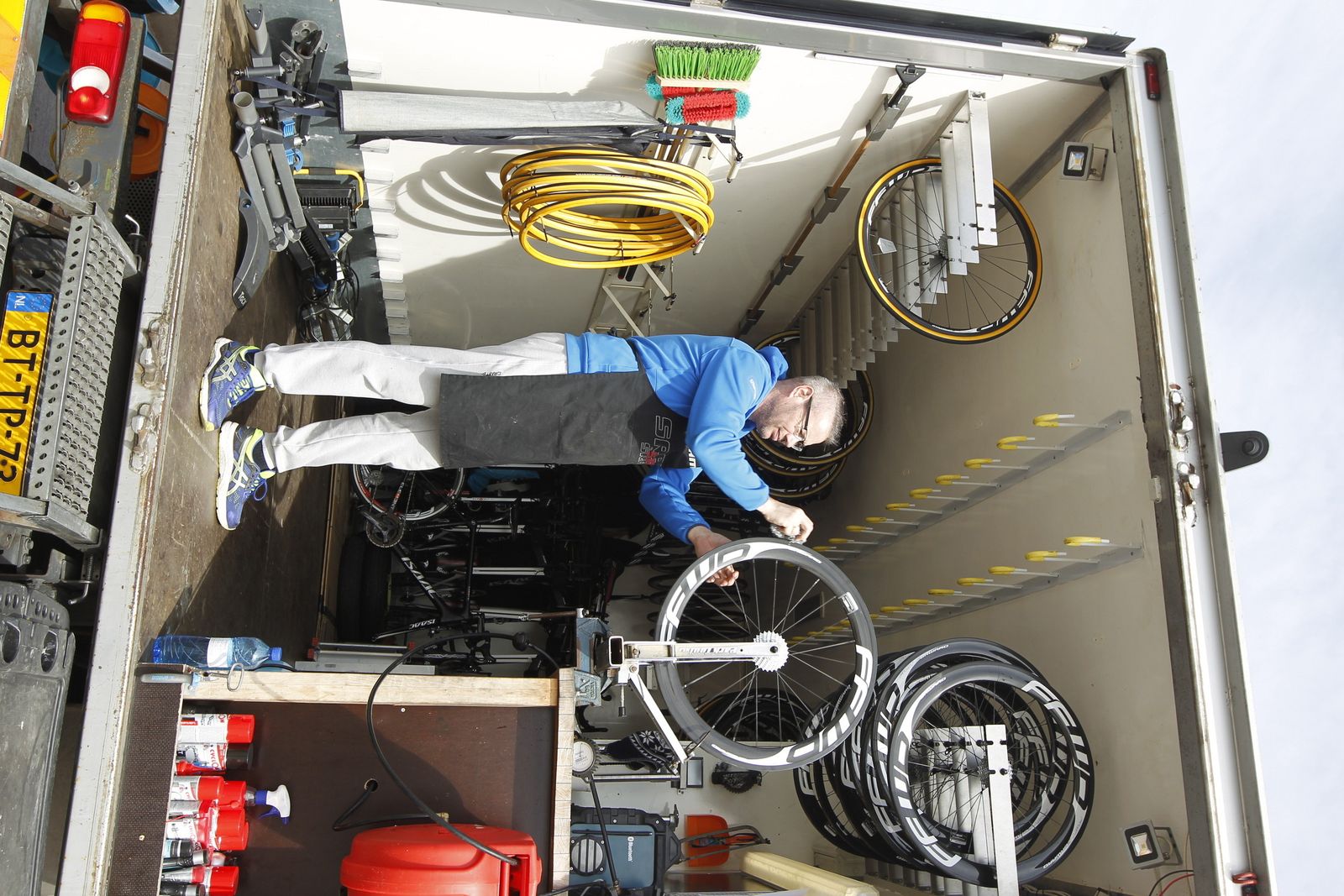Bicicletas apiladas en el interior de un camión.