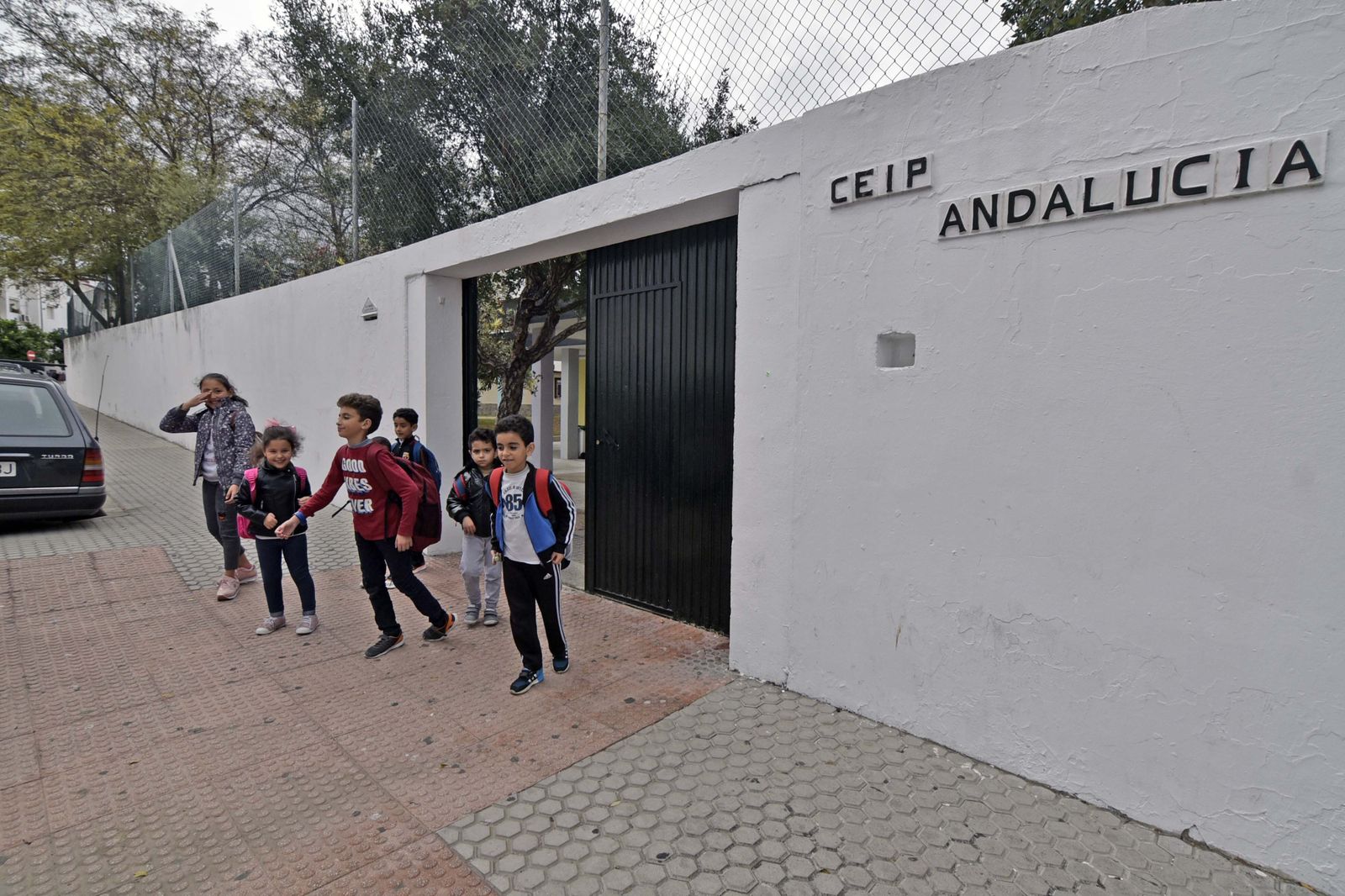 Colegio Andalucía a la salida de clase.