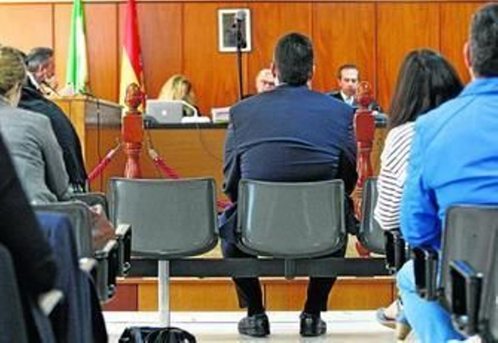 Francisco Javier López Luna, ayer, sentado en el banquillo frente al tribunal de la Sección Tercera.