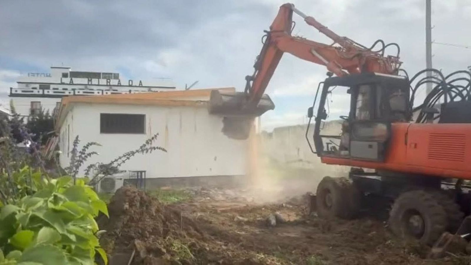 Demolición del antiguo edificio del matadero, ubicado en la zona conocida popularmente como Extramuros, en Tarifa.