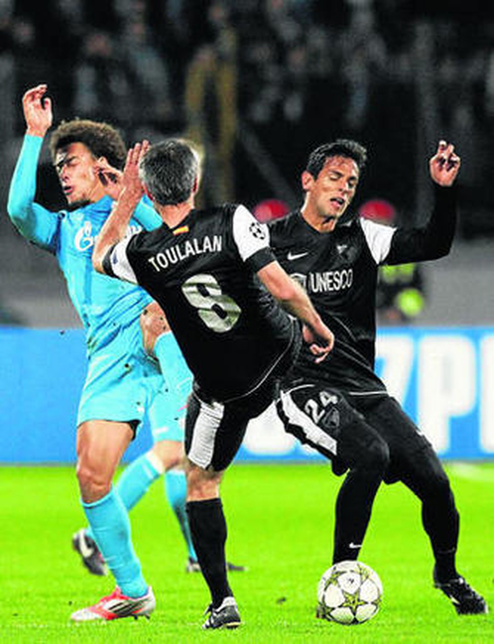 Santa Cruz y Toulalan van a por todas para disputarle el esférico a Witsel.