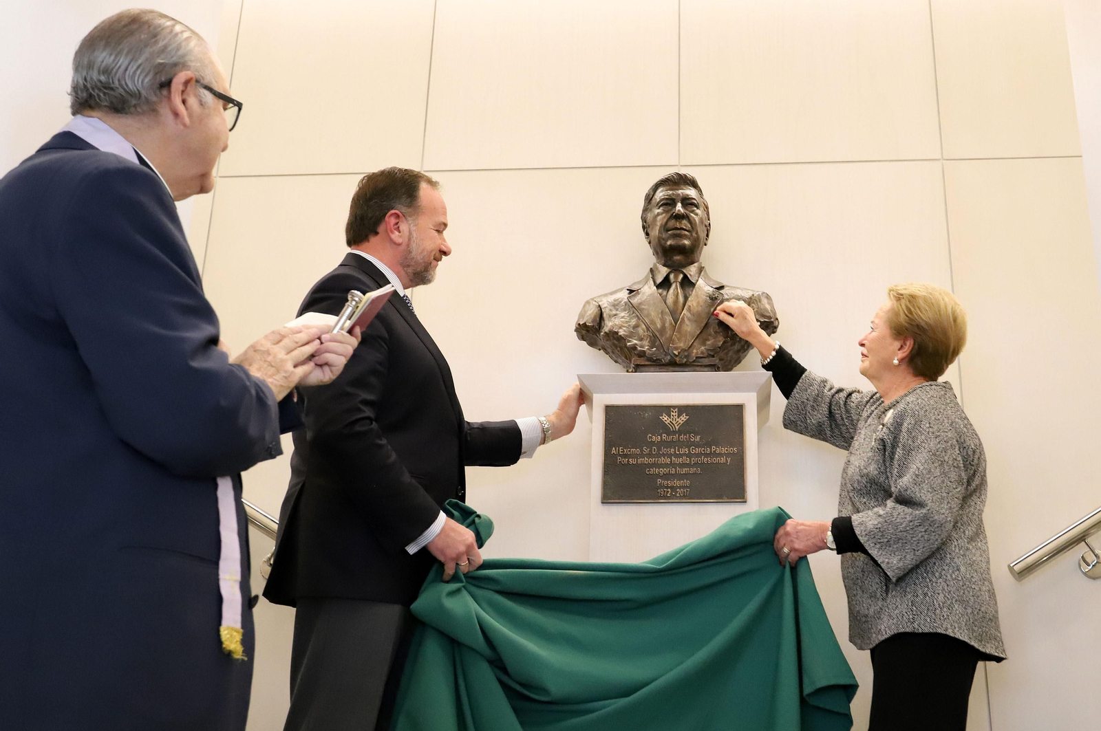 Acto homenaje a Don José Luis García Palacios en la Caja Rural del Sur, en imágenes