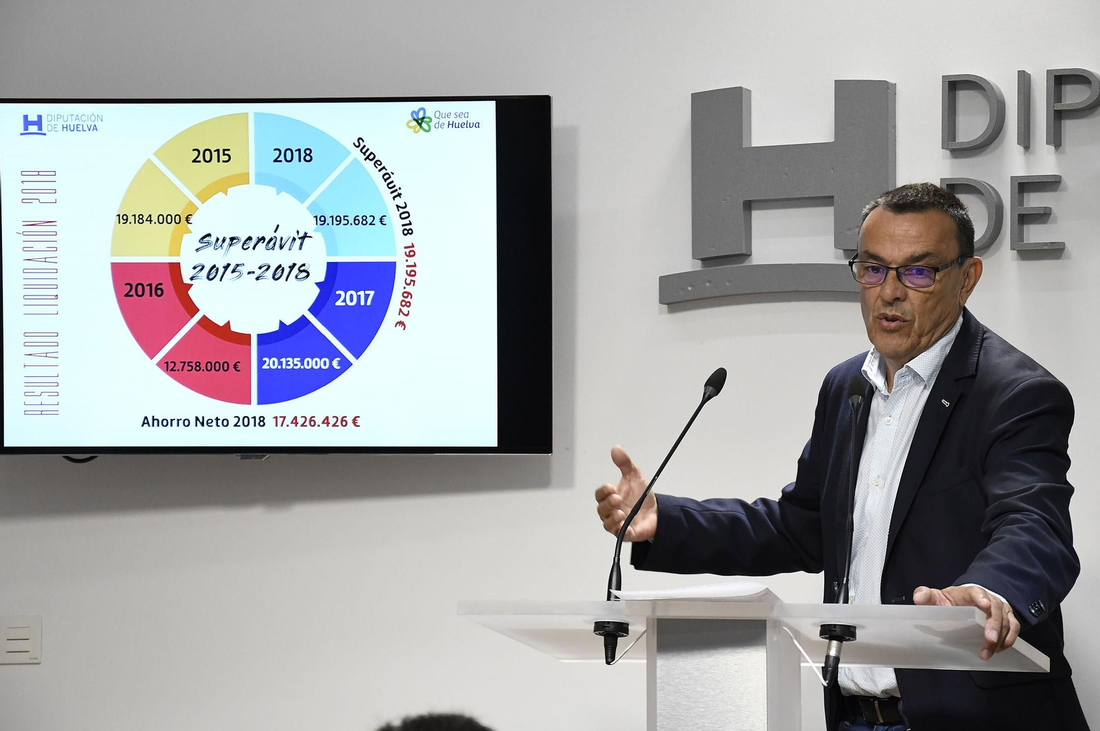 El presidente de la Diputación Provincial Ignacio Caraballo, explica las partidas presupuestarias.