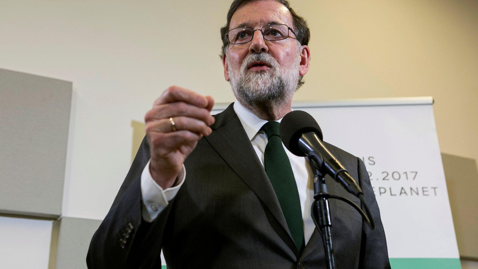 Rajoy atiende a la prensa tras participar en la Cumbres sobre camobi climático de París.