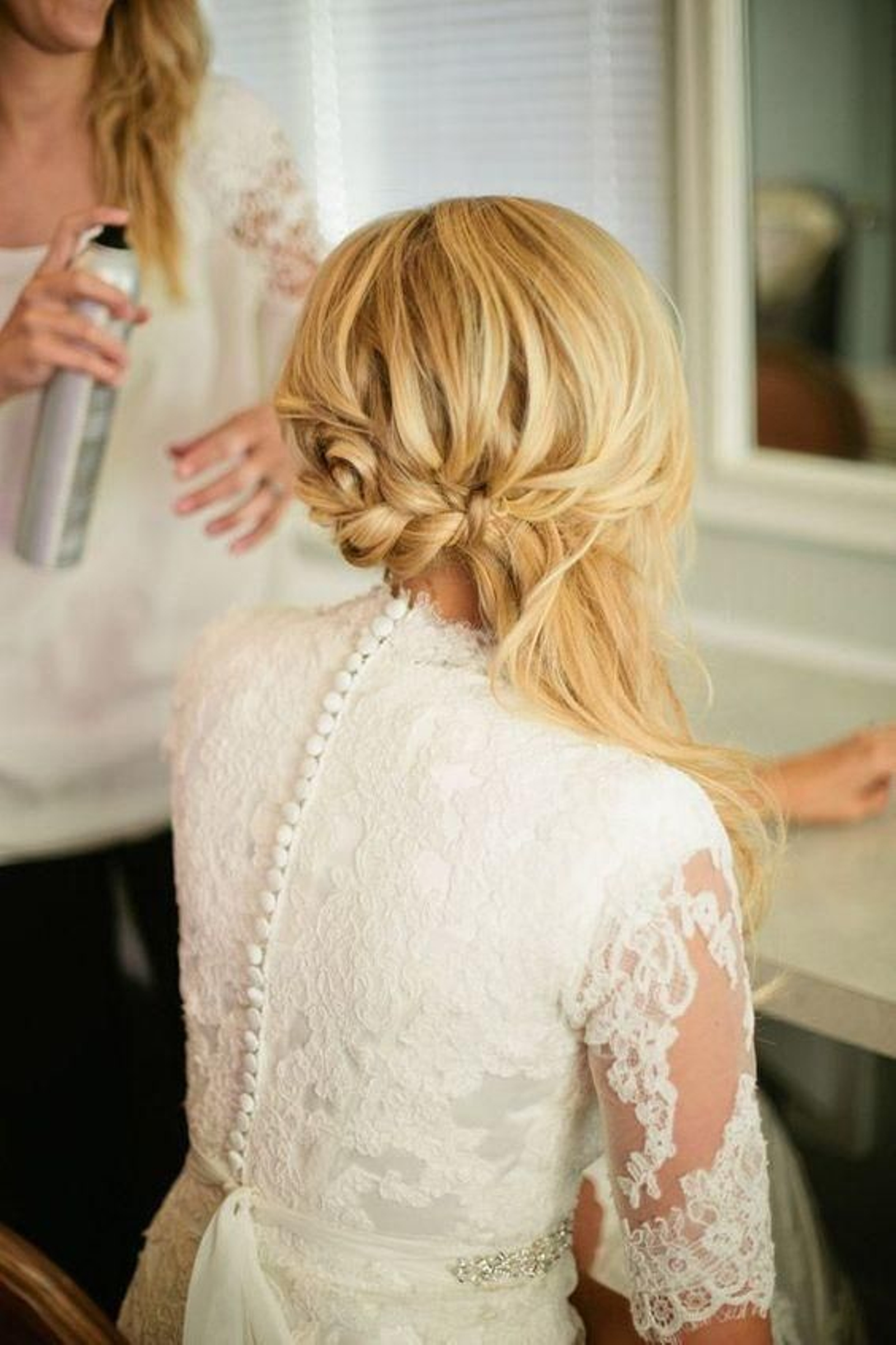 Un semirecogido con trenzas de @hairandmakeupbysteph.