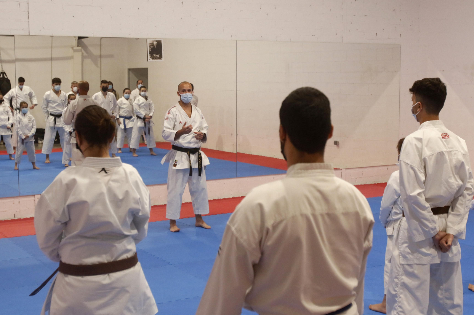 El 'sensei' Castro dialoga con sus alumnos.