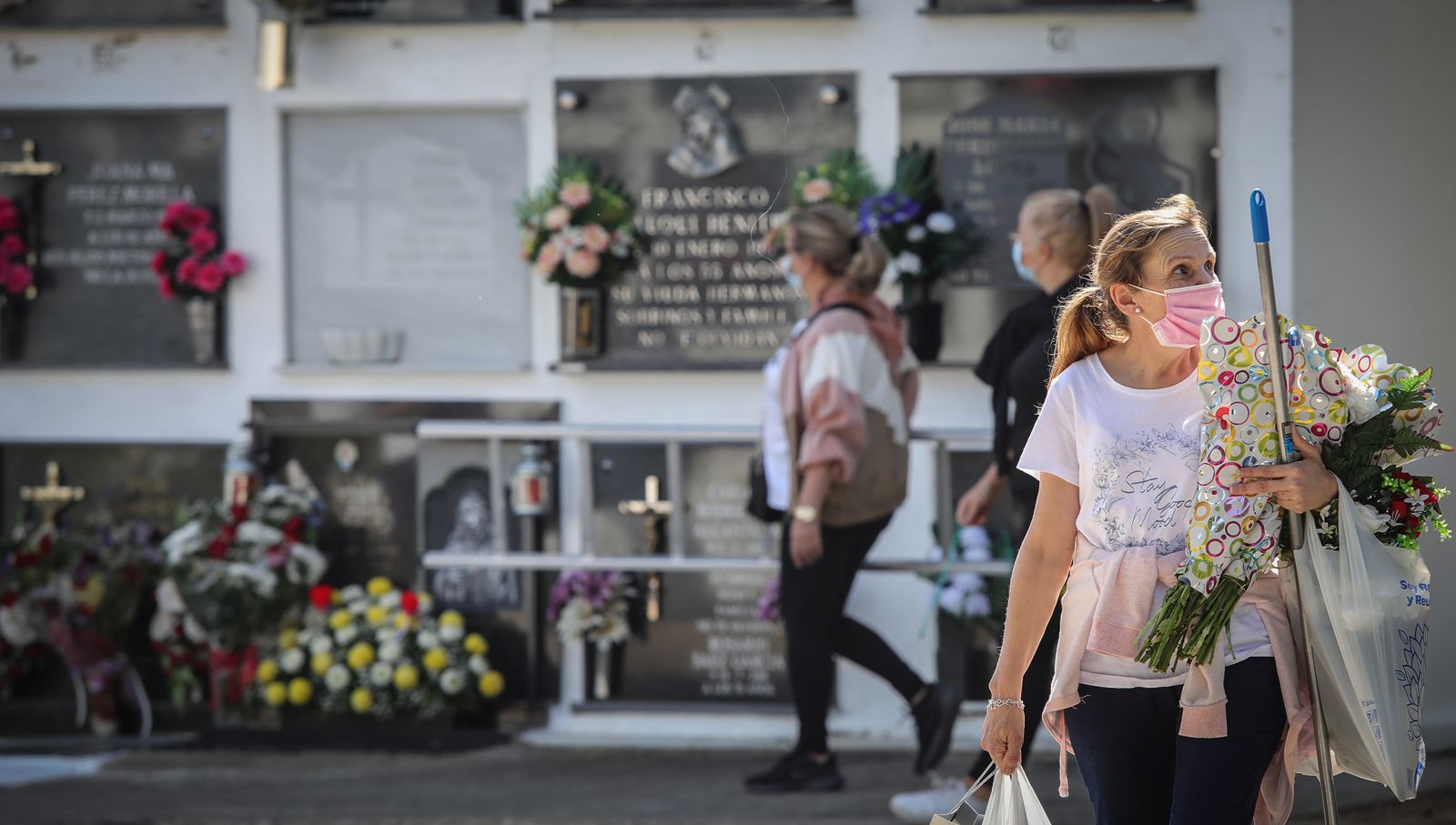 Día de Todos los Santos en el cementerio de Jerez