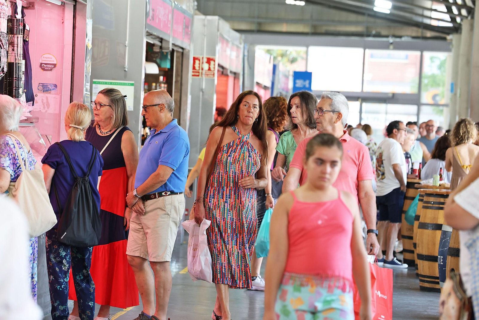 Imágenes de las compras en el entorno del Mercado del Carmen en la mañana de sábado