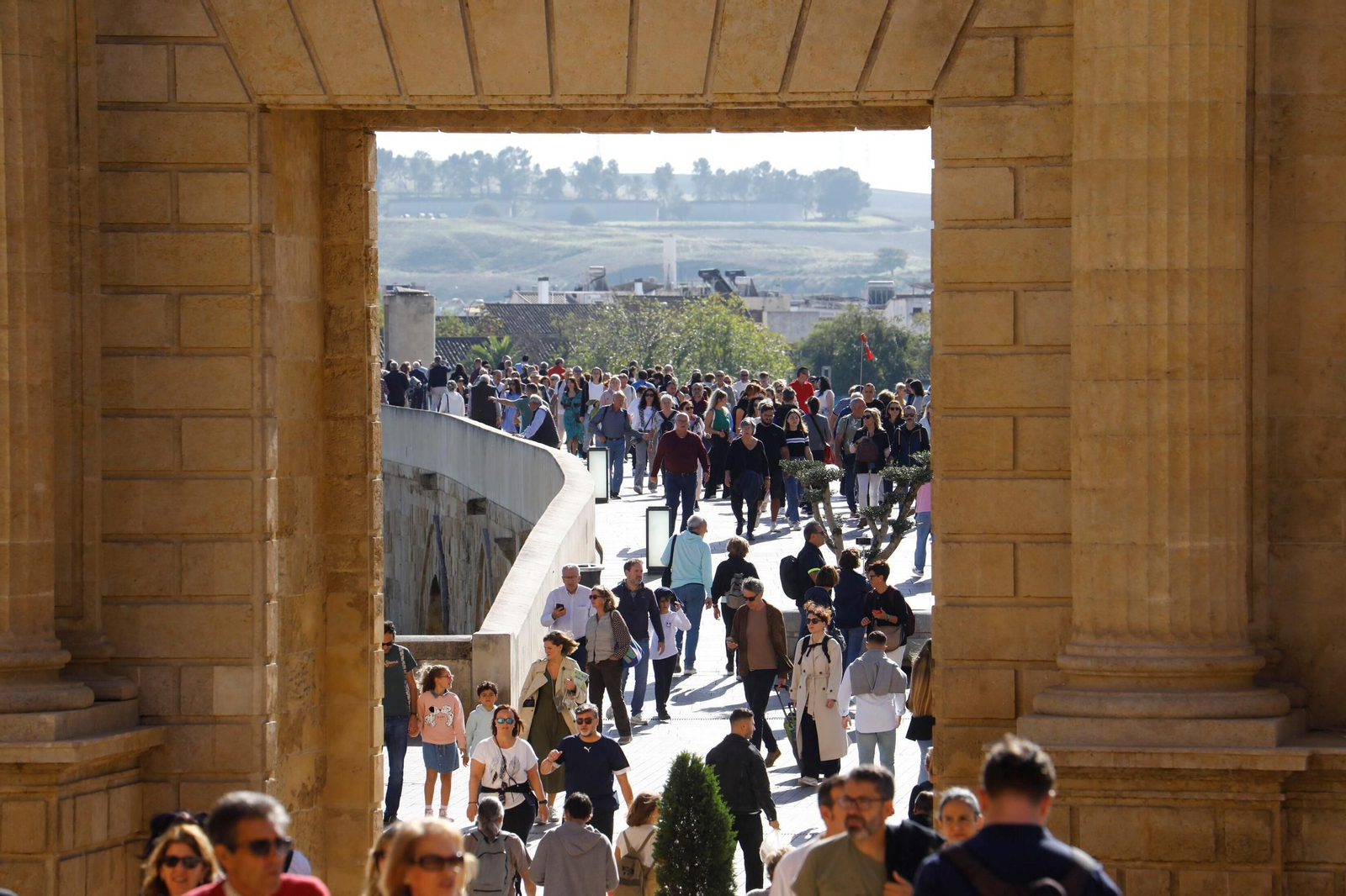 Las imágenes de Córdoba repleta de turistas en el Puente de los Santos