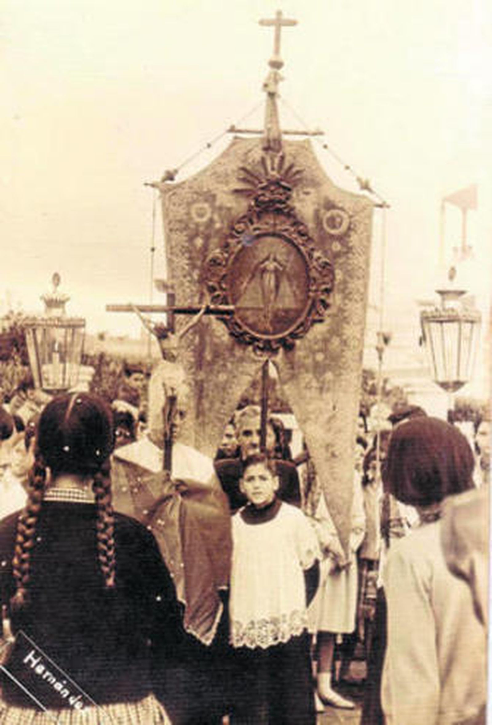 Imagen antigua de un rosario público de La Palma, con el primitivo estandarte y el crucifijo.