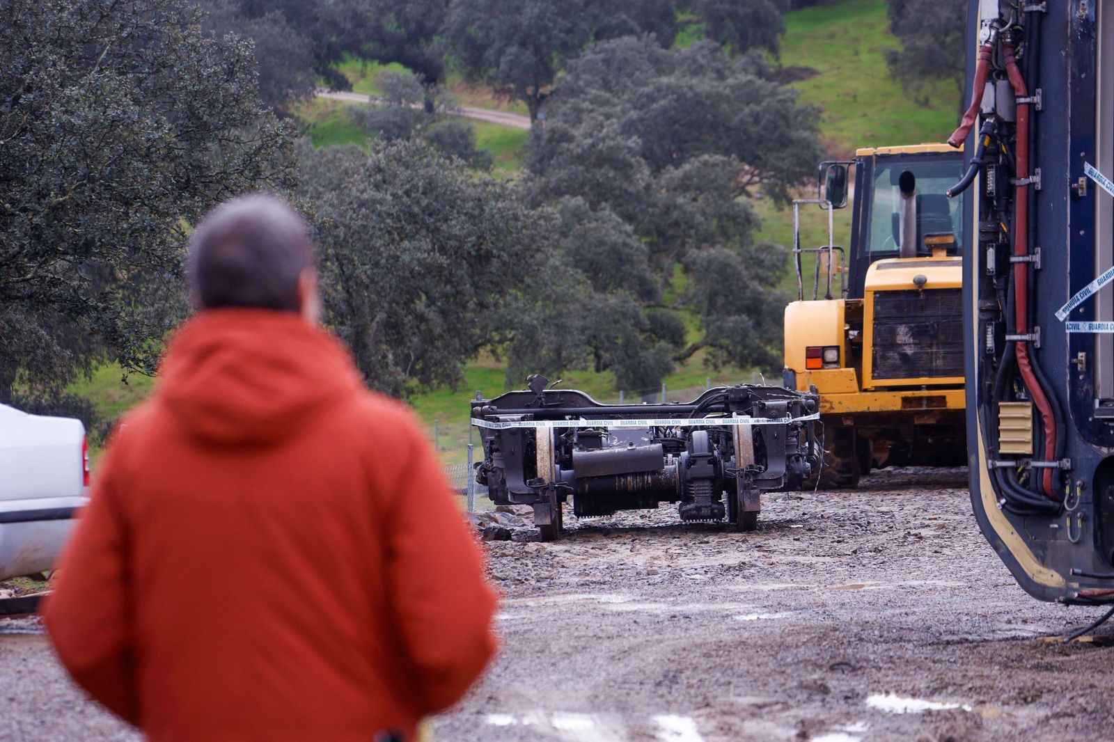 Recuperado el 'bogie' de uno de los trenes que saltó por los aires en el accidente.