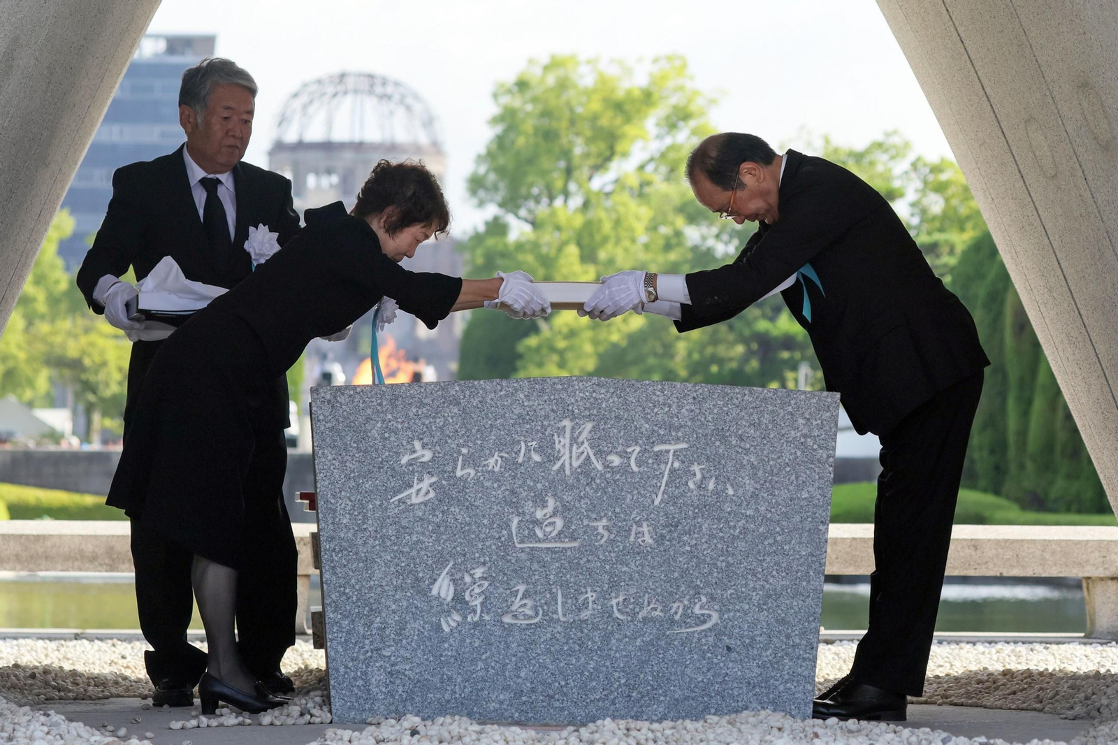 El alcalde de Hiroshima, Kazumi Matsui, coloca el listado de las víctimas de la bomba atómica en un cenotafio.