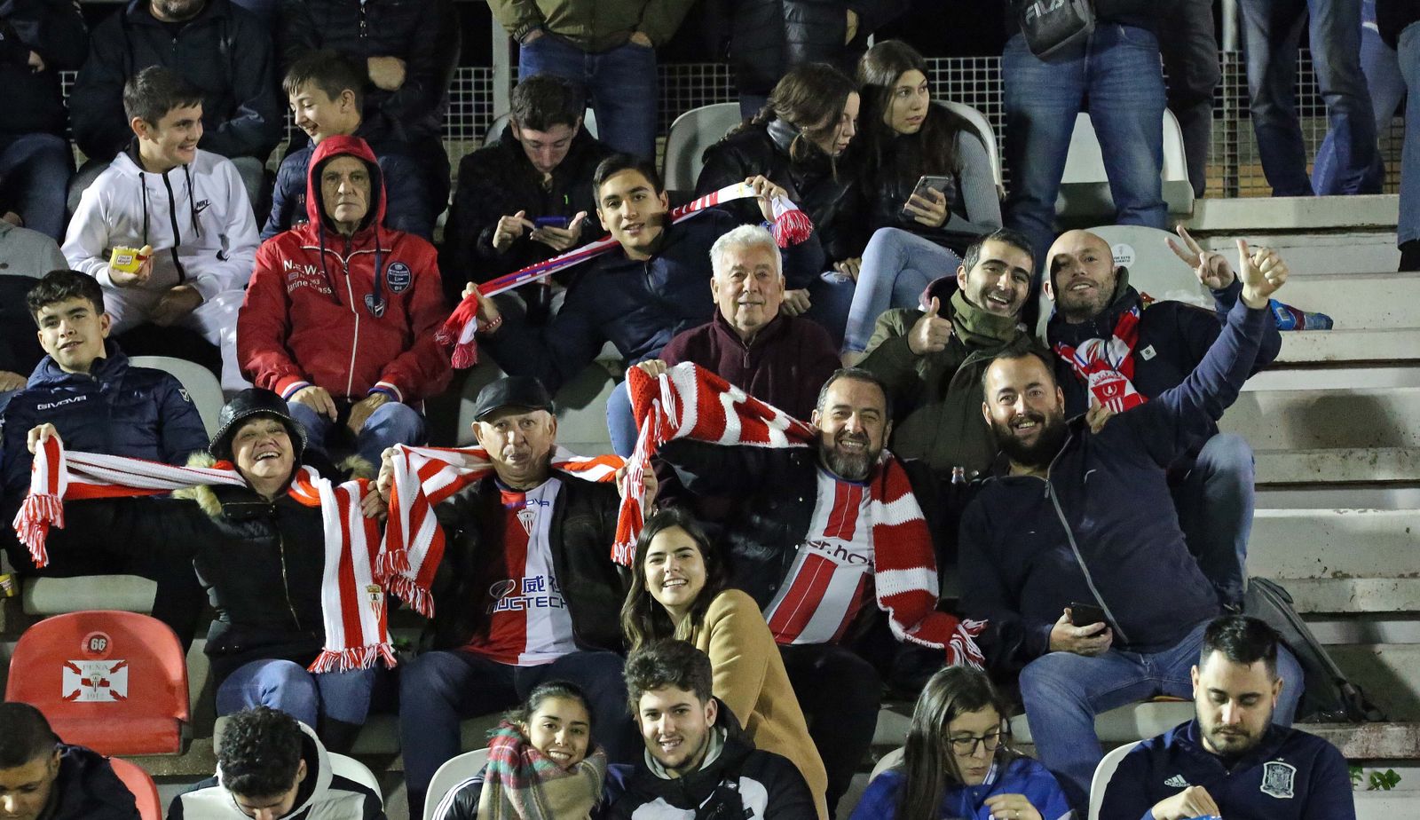 Fotos de la afición en el Nuevo Mirador