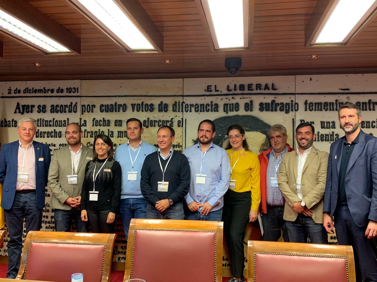 Ángel Pérez (centro), tras la junta directiva de Amuparna