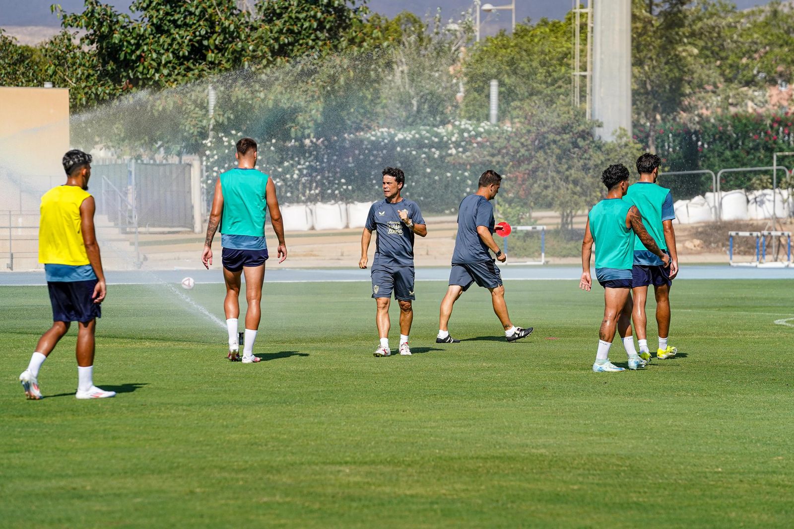 Rubi realiza unas indicaciones a sus futbolistas durante la sesión de entrenamiento de este lunes.