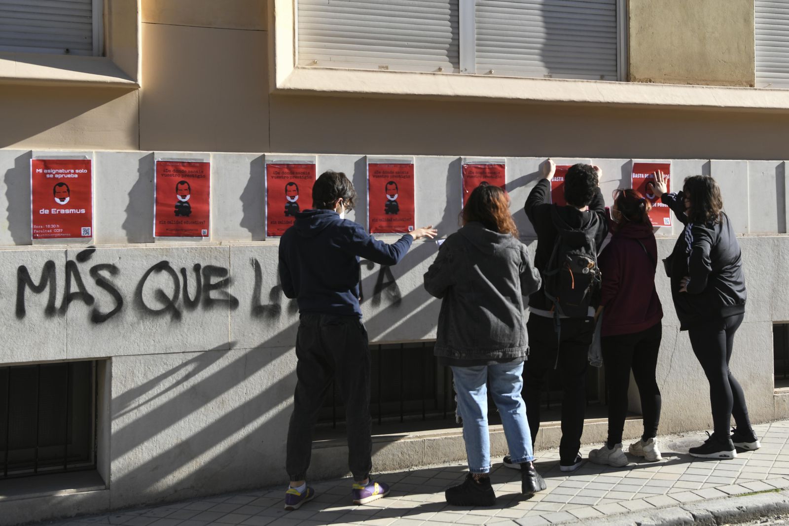 Sentada y pegada de carteles contra la "mala praxis" de un profesor de la UGR