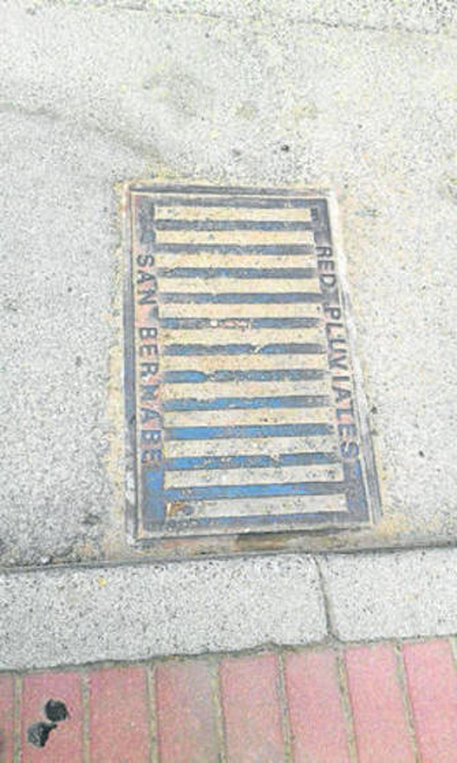 Imagen de una de las alcantarillas tapadas de la ciudad.