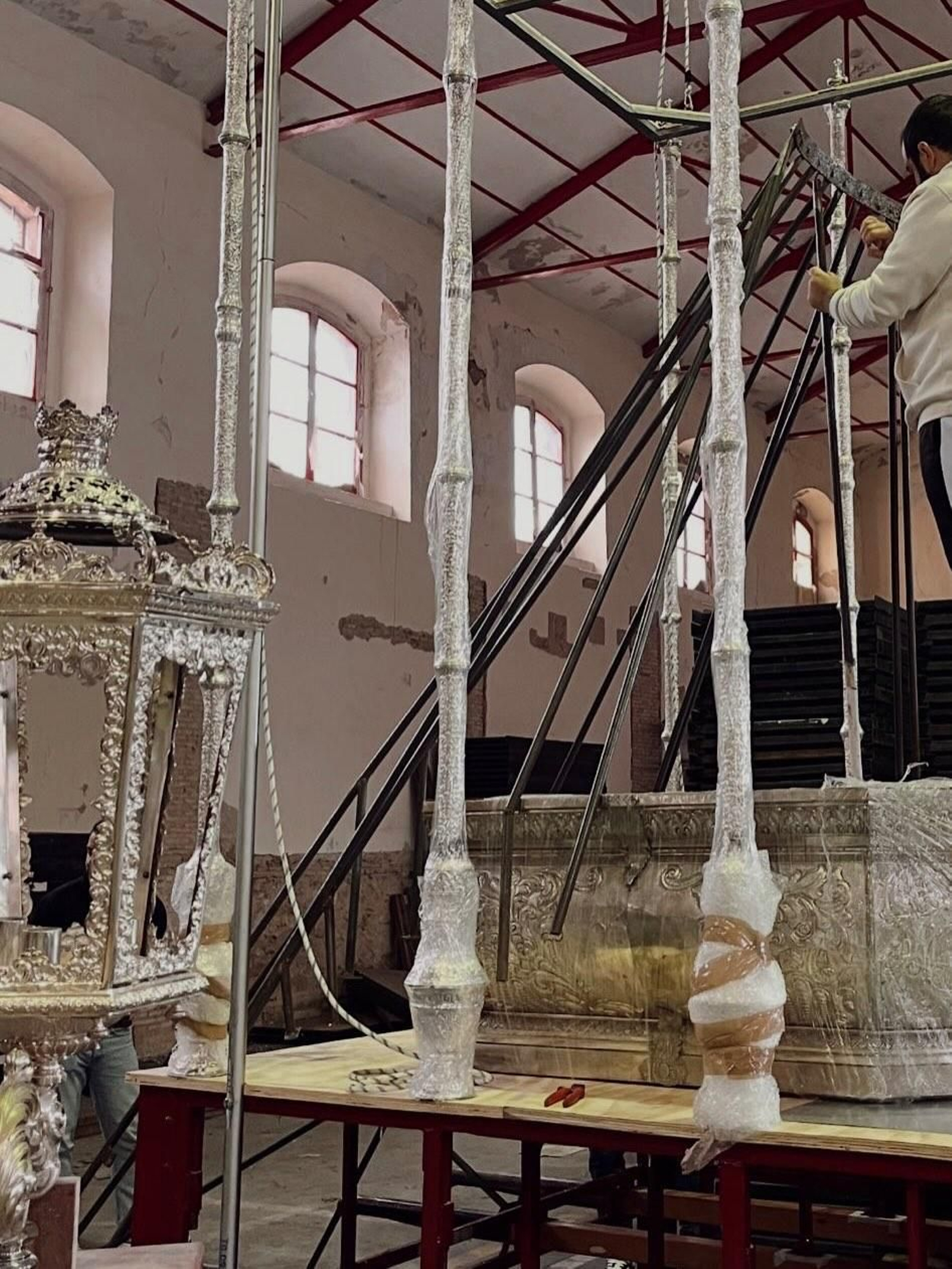Detalle de cómo está quedando la estructura del palio de La Cena, donde se aprecia la peana.