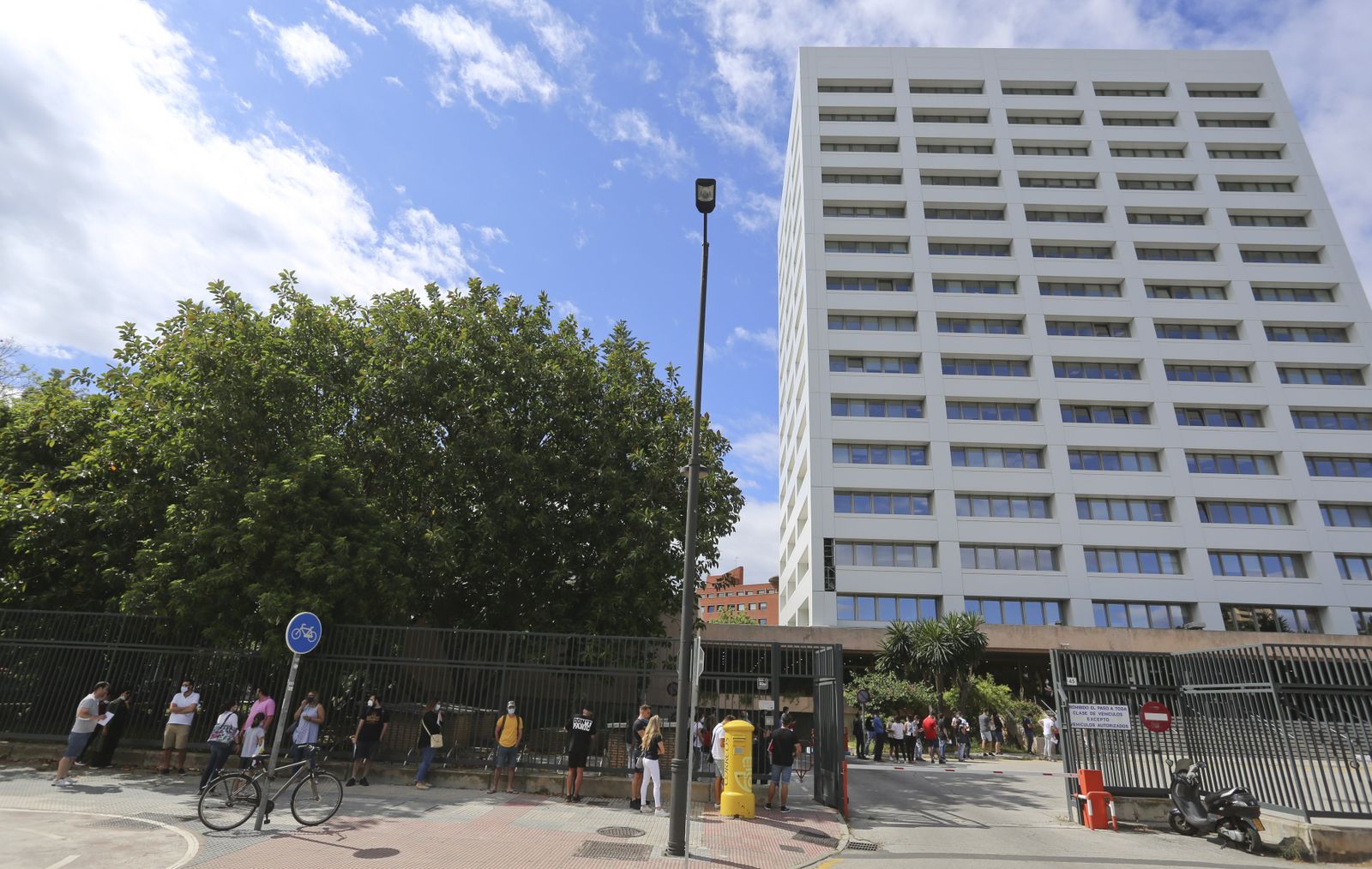 Las colas para ser vigilante en las playas de Málaga y controlar su aforo