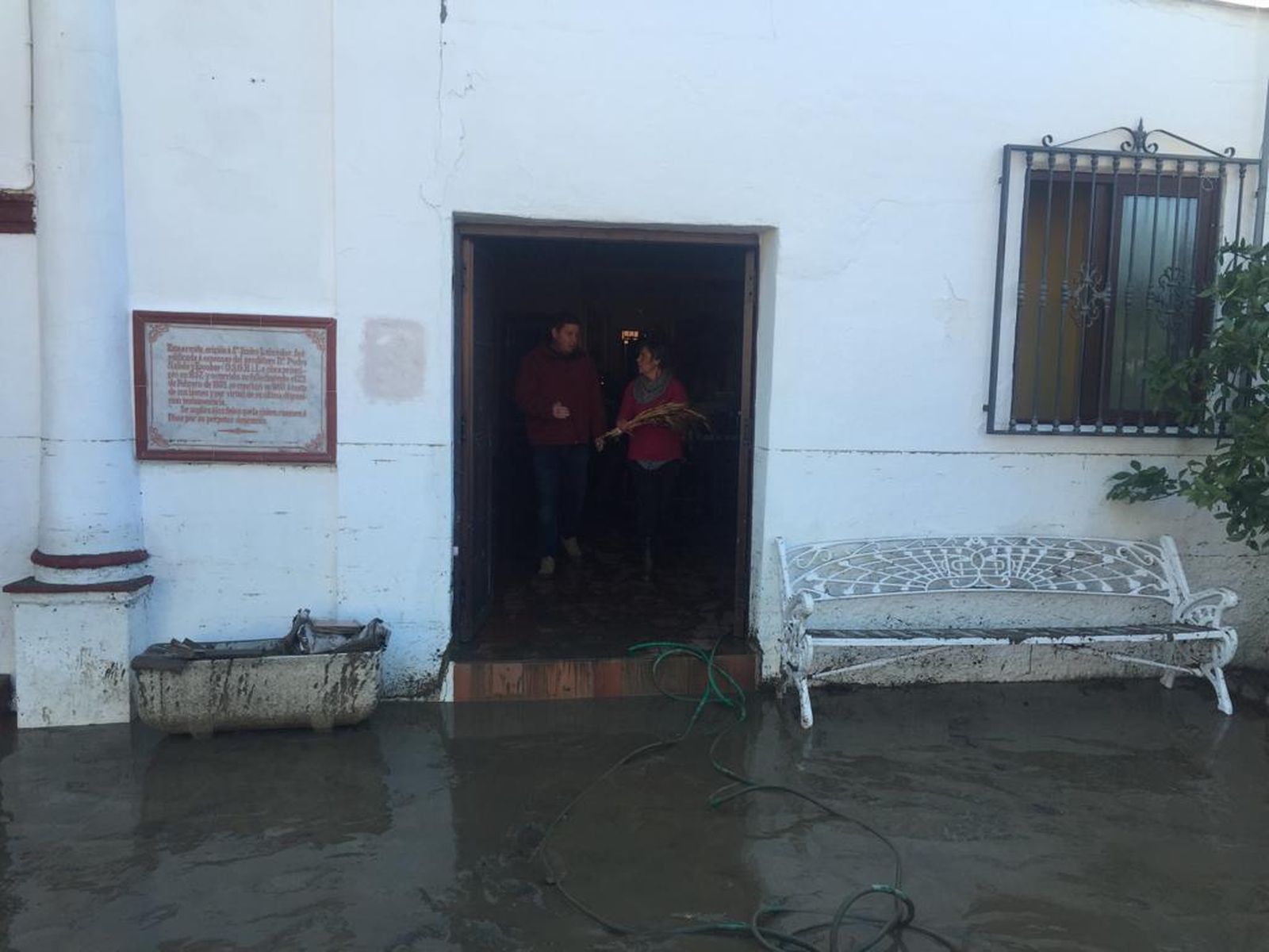 Imágenes de la inundación de El Trapiche, en Vélez-Málaga, por la rotura de una tubería del pantano de la Viñuela.