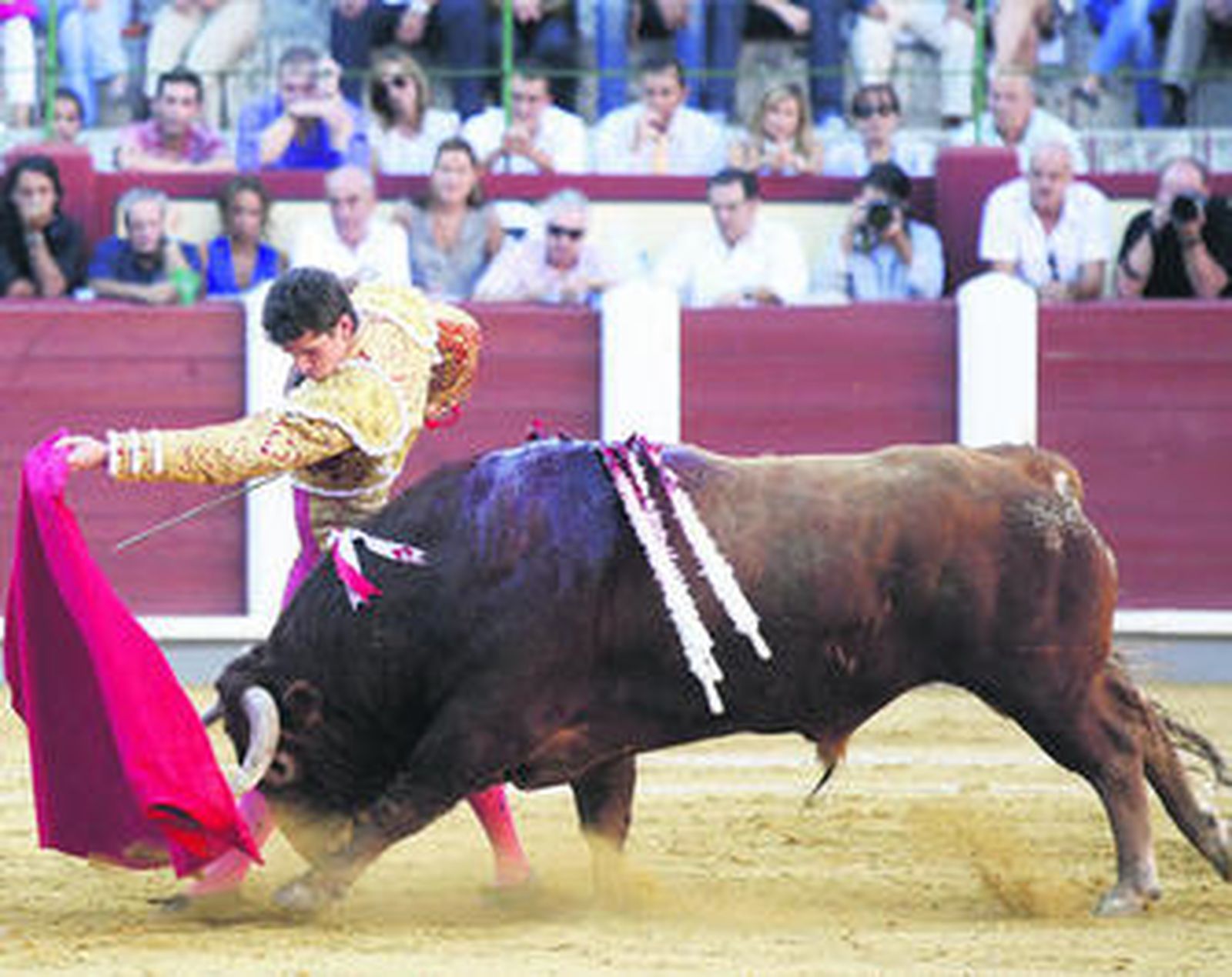 El sevillano Daniel Luque, con el tercer toro de la tarde en la plaza pucelana.