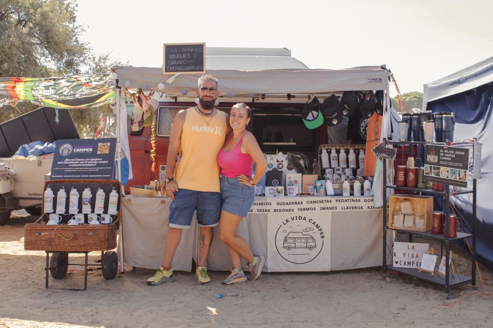Rocío Sánchez y Juan Mancera con su puesto de 'La vida camper' en una quedada de autocaravanas