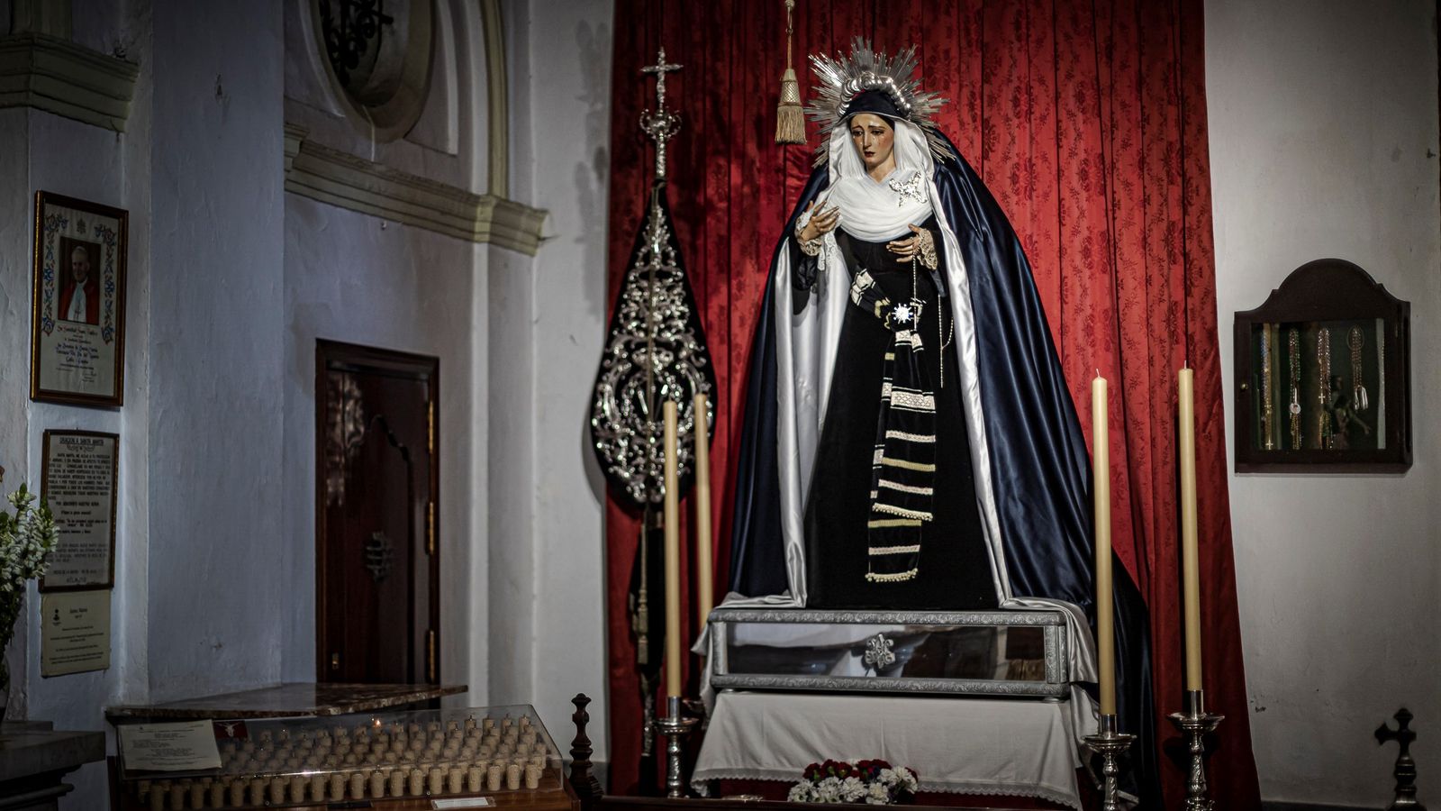 Altar que preside en la parroquia del Rosario la Virgen de la Soledad del Santo Entierro.